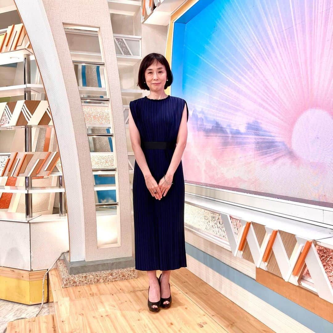 テレビ朝日「大下容子ワイド！スクランブル」さんのインスタグラム写真 - (テレビ朝日「大下容子ワイド！スクランブル」Instagram)「本日も番組をご覧いただきありがとうございました！👗  🧵大下さんの衣装です🪡 衣装: LANVIN collection @lanvincollection アクセサリー: HauteJoaillerie AKIO MORI @akiomori1968  きょうの大下さんは、落ち着いた濃紺のワンピースがとても素敵です！💎  来週もぜひご覧ください！💡  #テレビ朝日ワイドスクランブル#大下容子ワイドスクランブル#ワイドスクランブル#アナウンサー#衣装#大下容子#今日の大下さん #LANVINcollection #AkioMori #衣装協力」9月1日 16時07分 - wide_scramble
