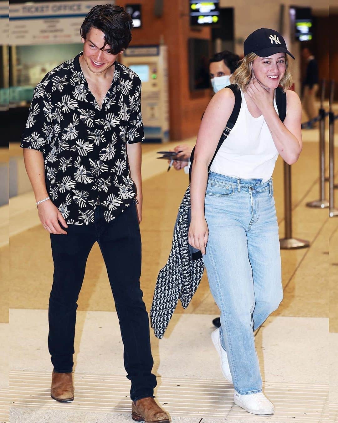 Just Jaredさんのインスタグラム写真 - (Just JaredInstagram)「Lili Reinhart goes casual and lowkey while arriving in Venice with boyfriend and #LaBrea star Jack Martin #LiliReinhart #JackMartin Photos: Backgrid」9月1日 16時10分 - justjared
