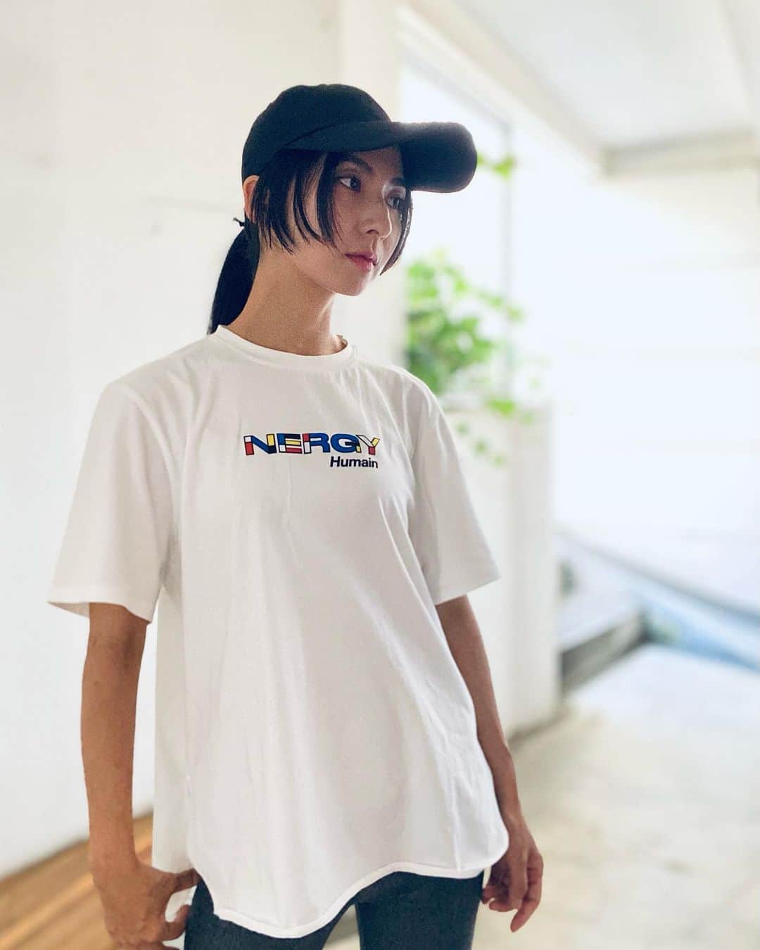 芥川舞子さんのインスタグラム写真 - (芥川舞子Instagram)「UVケアが出来るこのTシャツは @nergyjapan の新作。 ⁡ 長めの丈感なのでレギンスとの相性も抜群です。 ⁡ 私も「ヨガやってる人あるある」の例に漏れずレギンスで外出しがちなのですが、側から見たらタイトなシルエットに少し驚く人が多いみたいです。 だからレギンスを履いて外出する時は、こういったお尻まで隠れるシャツなどを合わせるのが良いのかも。 ⁡ しかもこちらはラウンド型の裾なので、1枚でサラッと着てもオシャレ。ゆったりしたTシャツをすっぽり着ていると起こりがちな部屋着感もなく着こなせます。 ⁡ 今日はこのTシャツを着て息子の初登園を見送ってきたけど、UVカットだからかすごく涼しかったです！ ⁡ ⁡ ⁡ 【UV) MONDRIAN ヘムラウンドTシャツ】 PRICE：¥9,900 in tax SIZE： FREE COLOR：WHITE/BLACK ⁡ ⁡ ⁡ #nergy #nergyactivestudio #mondrian #uv #紫外線カット #紫外予防 #active #athlounge」9月1日 14時36分 - maiko.akutagawa