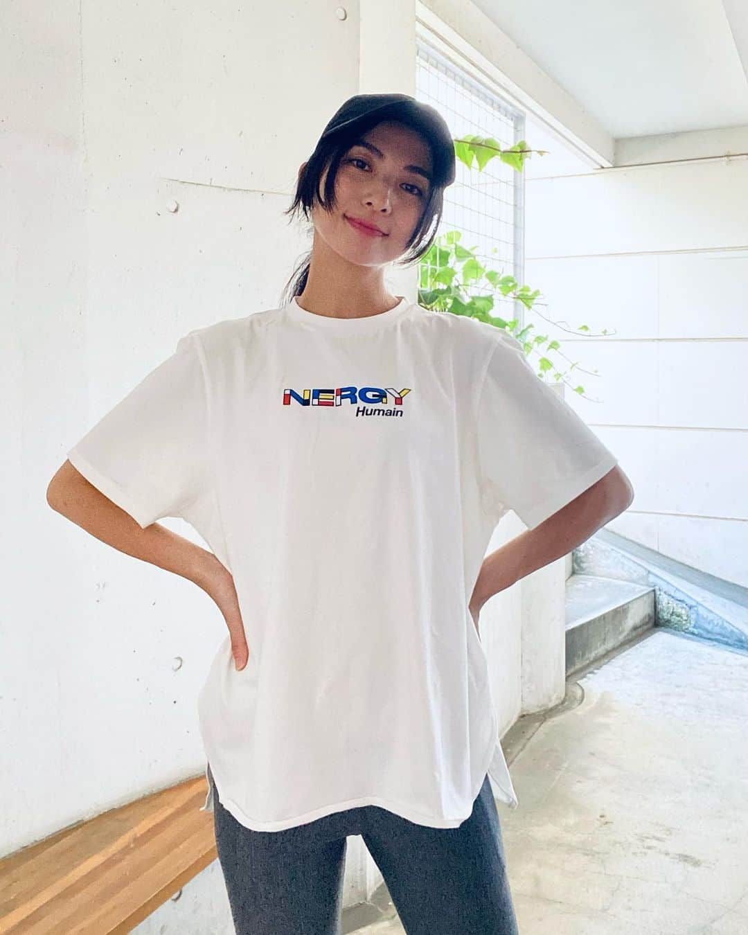 芥川舞子さんのインスタグラム写真 - (芥川舞子Instagram)「UVケアが出来るこのTシャツは @nergyjapan の新作。 ⁡ 長めの丈感なのでレギンスとの相性も抜群です。 ⁡ 私も「ヨガやってる人あるある」の例に漏れずレギンスで外出しがちなのですが、側から見たらタイトなシルエットに少し驚く人が多いみたいです。 だからレギンスを履いて外出する時は、こういったお尻まで隠れるシャツなどを合わせるのが良いのかも。 ⁡ しかもこちらはラウンド型の裾なので、1枚でサラッと着てもオシャレ。ゆったりしたTシャツをすっぽり着ていると起こりがちな部屋着感もなく着こなせます。 ⁡ 今日はこのTシャツを着て息子の初登園を見送ってきたけど、UVカットだからかすごく涼しかったです！ ⁡ ⁡ ⁡ 【UV) MONDRIAN ヘムラウンドTシャツ】 PRICE：¥9,900 in tax SIZE： FREE COLOR：WHITE/BLACK ⁡ ⁡ ⁡ #nergy #nergyactivestudio #mondrian #uv #紫外線カット #紫外予防 #active #athlounge」9月1日 14時36分 - maiko.akutagawa