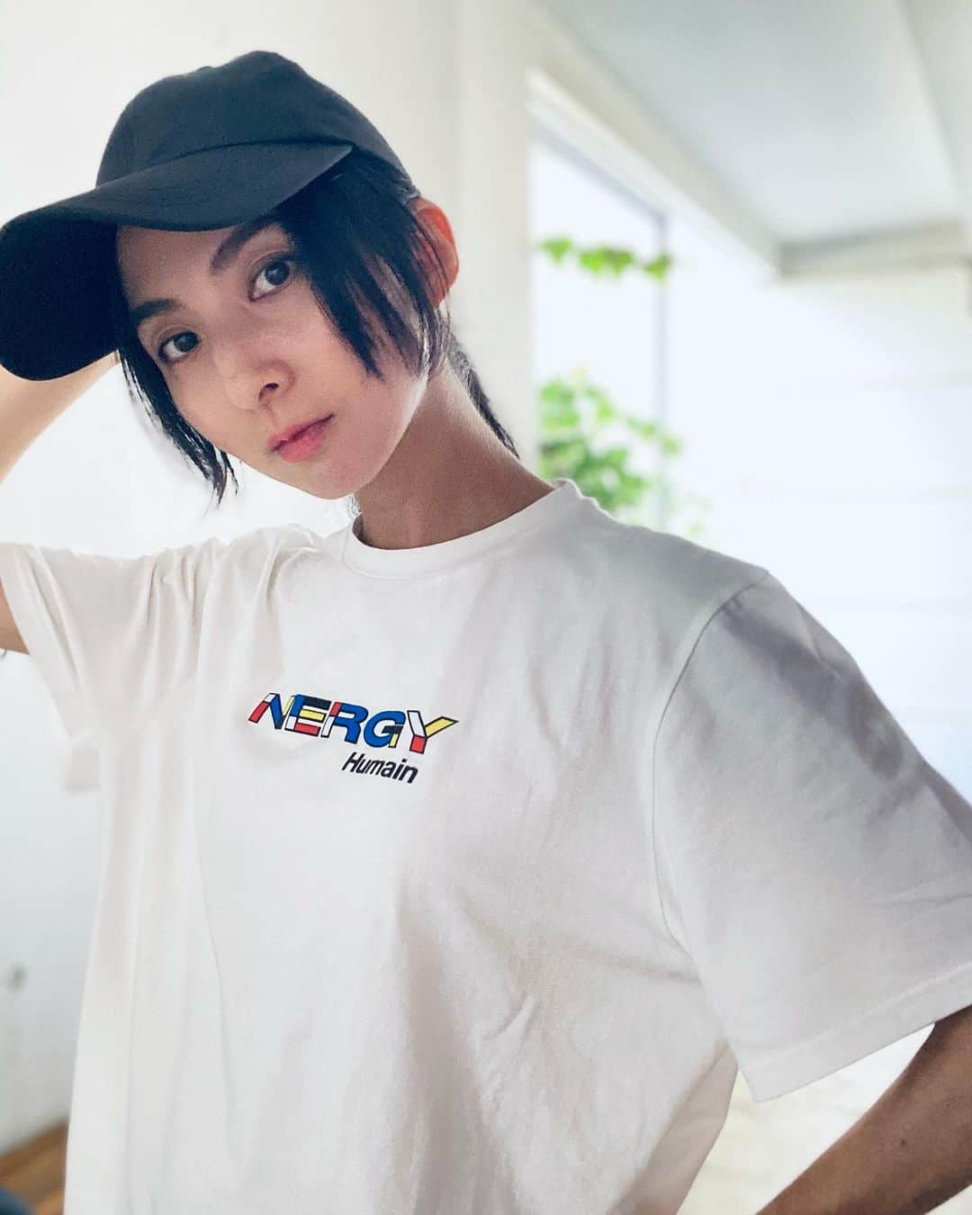 芥川舞子さんのインスタグラム写真 - (芥川舞子Instagram)「UVケアが出来るこのTシャツは @nergyjapan の新作。 ⁡ 長めの丈感なのでレギンスとの相性も抜群です。 ⁡ 私も「ヨガやってる人あるある」の例に漏れずレギンスで外出しがちなのですが、側から見たらタイトなシルエットに少し驚く人が多いみたいです。 だからレギンスを履いて外出する時は、こういったお尻まで隠れるシャツなどを合わせるのが良いのかも。 ⁡ しかもこちらはラウンド型の裾なので、1枚でサラッと着てもオシャレ。ゆったりしたTシャツをすっぽり着ていると起こりがちな部屋着感もなく着こなせます。 ⁡ 今日はこのTシャツを着て息子の初登園を見送ってきたけど、UVカットだからかすごく涼しかったです！ ⁡ ⁡ ⁡ 【UV) MONDRIAN ヘムラウンドTシャツ】 PRICE：¥9,900 in tax SIZE： FREE COLOR：WHITE/BLACK ⁡ ⁡ ⁡ #nergy #nergyactivestudio #mondrian #uv #紫外線カット #紫外予防 #active #athlounge」9月1日 14時36分 - maiko.akutagawa