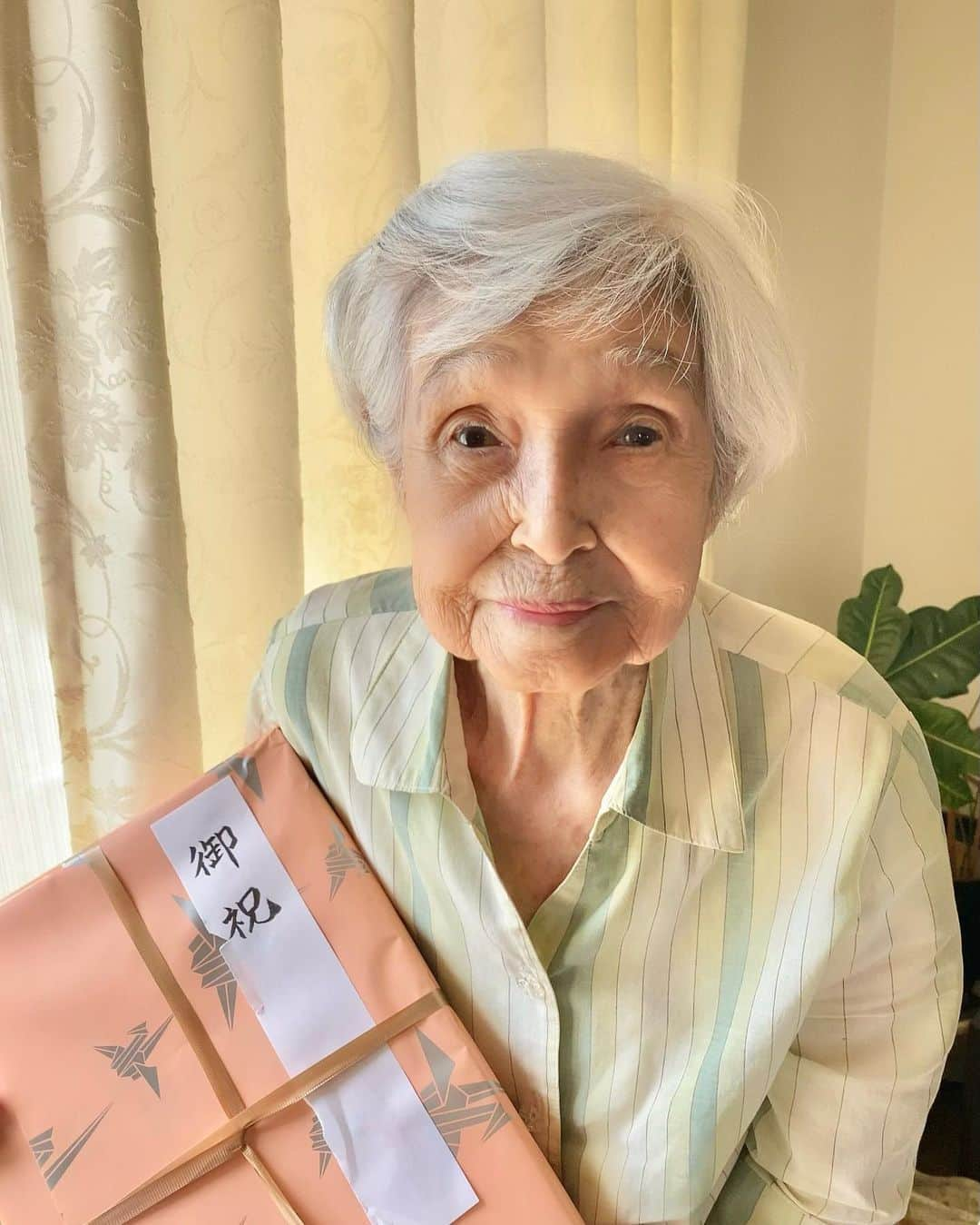 まゆまゆさんのインスタグラム写真 - (まゆまゆInstagram)「. 👵101歳🎉 年齢が年齢だから 定期的に、元気か心配してくれるフォロワさんも多くて👵 毎年誕生日は載せていこうかなと🎉 お誕生日会は家族で後日する予定なんだけど 友人からいただいた素敵なお祝いを持っていくと🚗 30分くらい泣いていた🫣（2枚目） 戦争や自死のニュースを見て、 普段からいつもすぐ泣いてます🥲👵 写真撮るねって言ったら 化粧💄してこようか？って😂 すっぴんだったこと忘れてしまうくらいお肌綺麗。 101歳にアプリ使うのもおかしいので すっぴんノーマルカメラです🫶 昨日も寝る前、まーたん（👵にまーたんて呼ばれてる）が3歳だった頃の話を思い出してたのよ〜って🥹👂言ってた🐒 そんなこんなで今年も元気です🫡🩵 #101歳 #おばあちゃん」9月1日 14時43分 - 7mayu2mayu