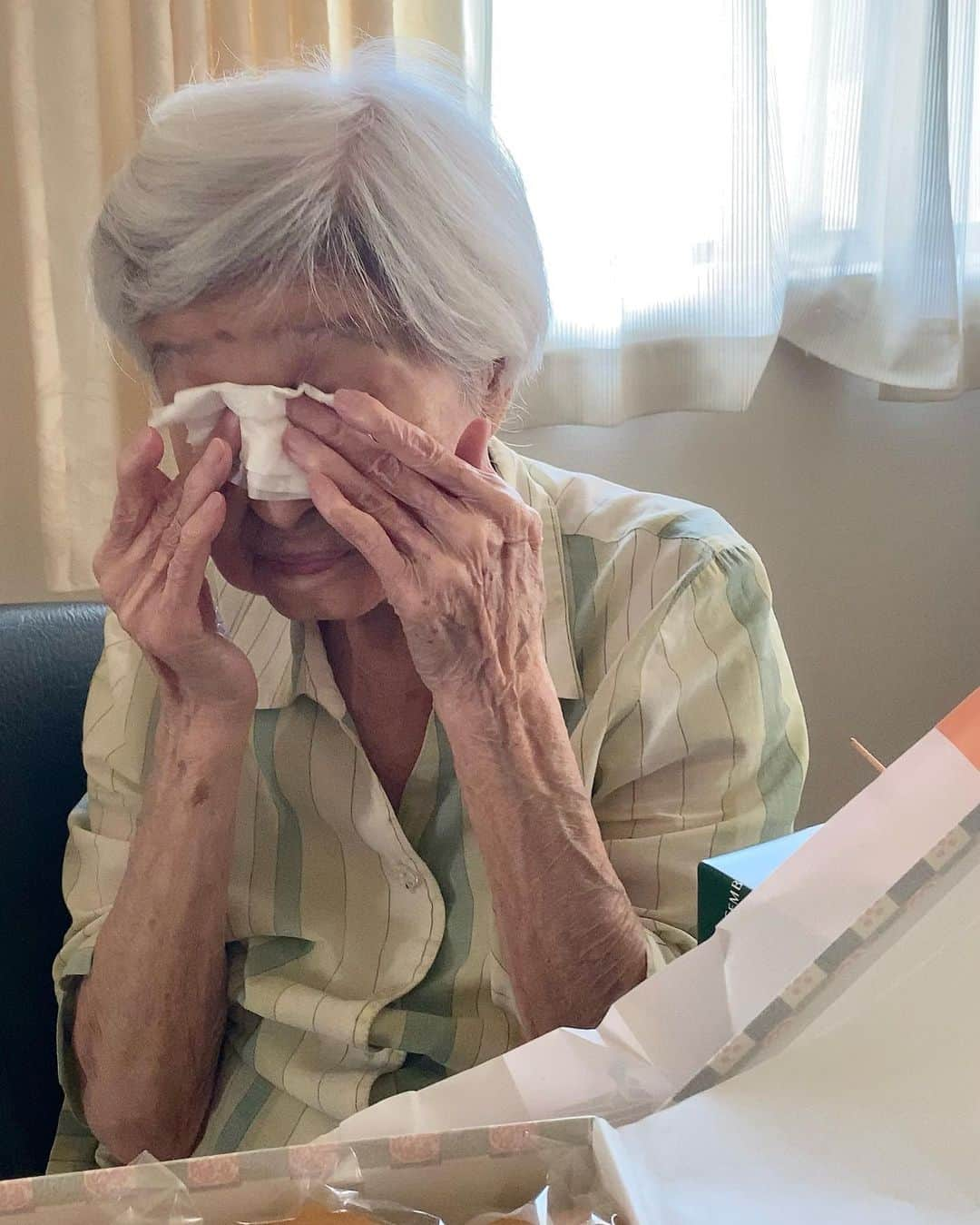 まゆまゆさんのインスタグラム写真 - (まゆまゆInstagram)「. 👵101歳🎉 年齢が年齢だから 定期的に、元気か心配してくれるフォロワさんも多くて👵 毎年誕生日は載せていこうかなと🎉 お誕生日会は家族で後日する予定なんだけど 友人からいただいた素敵なお祝いを持っていくと🚗 30分くらい泣いていた🫣（2枚目） 戦争や自死のニュースを見て、 普段からいつもすぐ泣いてます🥲👵 写真撮るねって言ったら 化粧💄してこようか？って😂 すっぴんだったこと忘れてしまうくらいお肌綺麗。 101歳にアプリ使うのもおかしいので すっぴんノーマルカメラです🫶 昨日も寝る前、まーたん（👵にまーたんて呼ばれてる）が3歳だった頃の話を思い出してたのよ〜って🥹👂言ってた🐒 そんなこんなで今年も元気です🫡🩵 #101歳 #おばあちゃん」9月1日 14時43分 - 7mayu2mayu