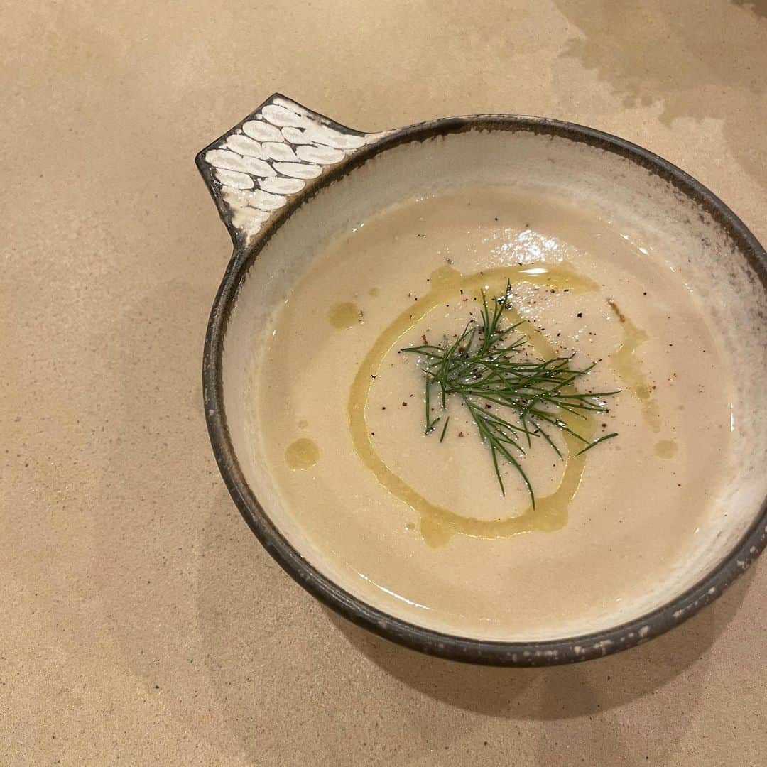 青谷優衣のインスタグラム：「我が家にVitamixを導入して1ヶ月🔥  ポタージュが驚くほど滑らかになるし、フルーツの皮も種も丸ごと食べられる。本当にすごい。👏🏻😮‍💨  ほぼ毎日何かで使っています。完全にハマっています。  明日のレッスンにはこちらの我が子を抱えてスタジオへ行きます✌🏻😍 @valley_cooking   来てくださる皆様、お待ちしていますねー！💕  #vitamix #vitamixa3500」