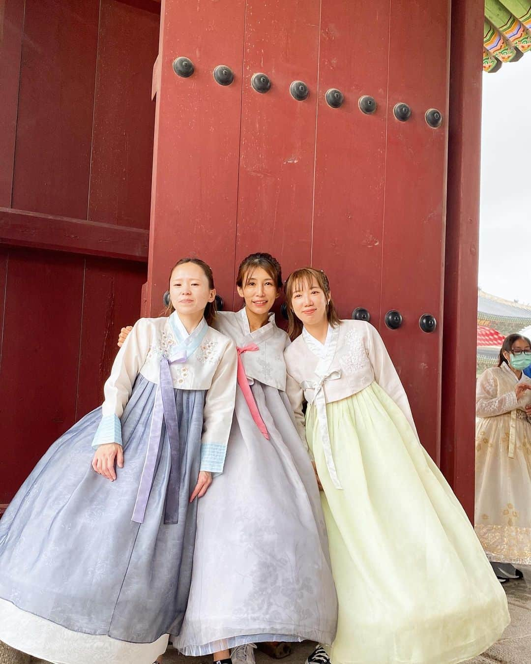 ayakoさんのインスタグラム写真 - (ayakoInstagram)「♡ 韓国旅行🇰🇷2日目  韓服来て景服宮へ  我が家の息子たちは上下各々の好きな色で選びもはやどんな地位の人か分からない状態😂  雨風大変だったけど、みんなで行かなきゃこんなこともないので着てみて良かった♡良い思い出  #韓国旅行#景福宮#ソウル#ソウル旅行#韓服#双子」9月1日 14時50分 - ayaya315