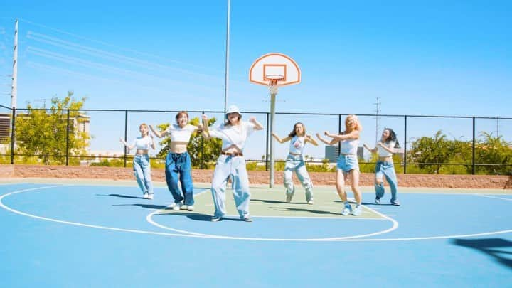 SONNYのインスタグラム：「【DANCE CAMP IN LAS VEGAS】 Feeling that West Coast vibe🫶🏻 blue sky💙blue basketball court💙white T & blue denim💙 青い空、青のコート、白T青のデニム、西海岸の空気感最高。  ____________________________________________  🧠 @sonnyprimetime @mamizo.jpn  🎧 West Coast Weekend/ @tyga @blxst  🎥 @sankyo_cam   DANCERS from @culturejam.tokyo  @yuka.shigemitsu  @mayoo_028  @__aiiigram  @_hi_ra_ri  @moaaa0712  @nenuphar_fkn  @syk___gram  @_matsuri__03  @baaan_m  @mai__ki25  @fromnanami_  @k.oo.as2  #lasvegas #ラスベガス #ラスベガス生活 #ダンス留学 #summerlin」