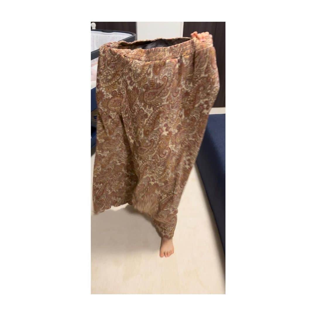 のインスタグラム：「#下半身が歩いてるのかと思ったら #私のズボンの片足に入った長女が歩いてた #ズボンおばけと呼んでいますー！ #うふ！」