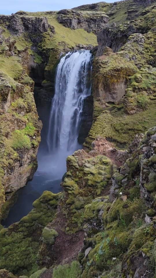 ゾーイ・クラークのインスタグラム：「How many waterfalls can you fit into 1 day 🤔 💧  Iceland Day 2.  Chapter: Waterfalls  #iceland #travel #waterfall #holiday #seljalandsfoss #seljalandsfosswaterfall #skogafoss #kvernufosswaterfall #fosstorfufoss #steinbogfoss #fremri-fellfoss #innri-fellfoss #rollutorfufoss #skálabrekkufoss #kæfufoss」