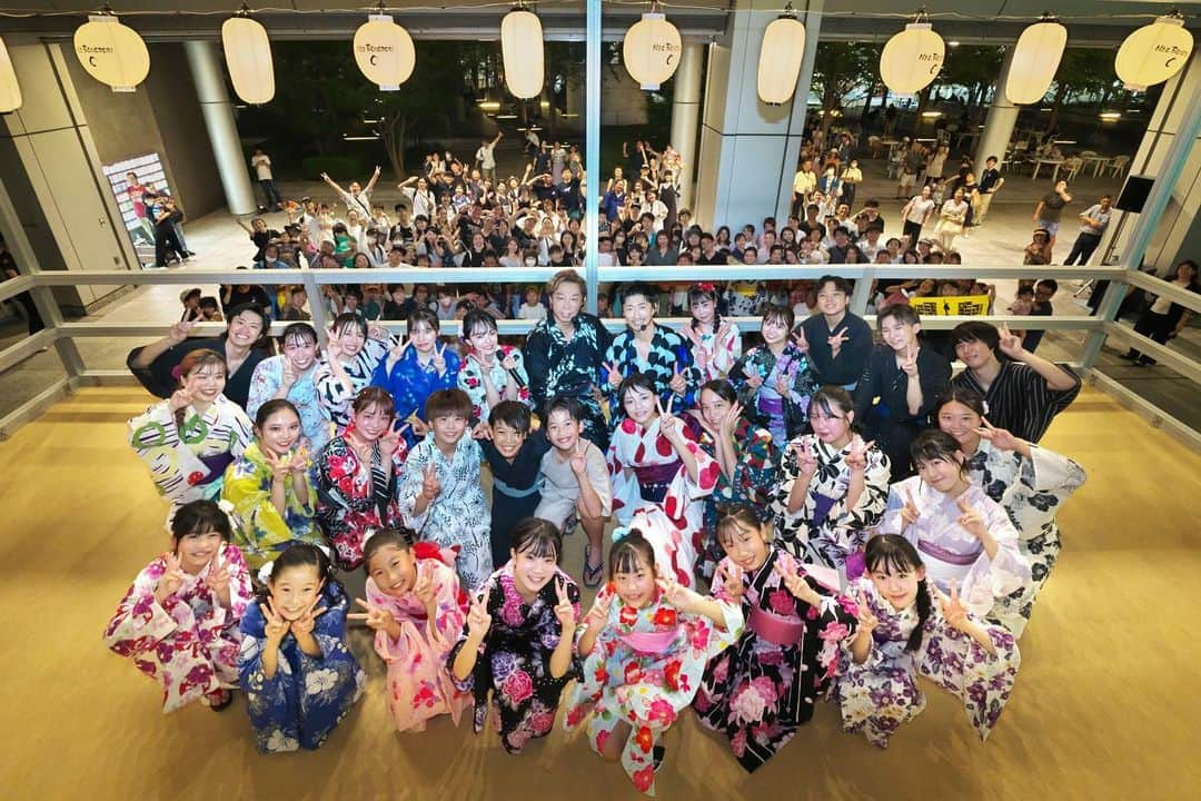 月刊EXILEのインスタグラム：「EXILE TRIBE MAGAZINEを更新！  日本各地でさまざまな祭りに参加し、盆踊りの大きな輪を作ってきたÜSA。7月27日（木）～30日（日）の4日間、品川インターシティ・品川グランドコモンズの屋外空間・屋内アトリウムを会場に行われた『にほんの夏フェス2023』のフィナーレを飾るスペシャルイベントとして、ÜSAプロデュースの「NEO盆踊り」を行った。今回は、その模様とともにスペシャルゲストとして登壇したMAKIDAI、ÜSAへのインタビューもお届けします📸  #EXILETRIBEMAGAZINE #EXILEÜSA #EXILEMAKIDAI #NEO盆踊り #にほんの夏フェス2023  ※記事は会員登録後ご覧いただけます。」