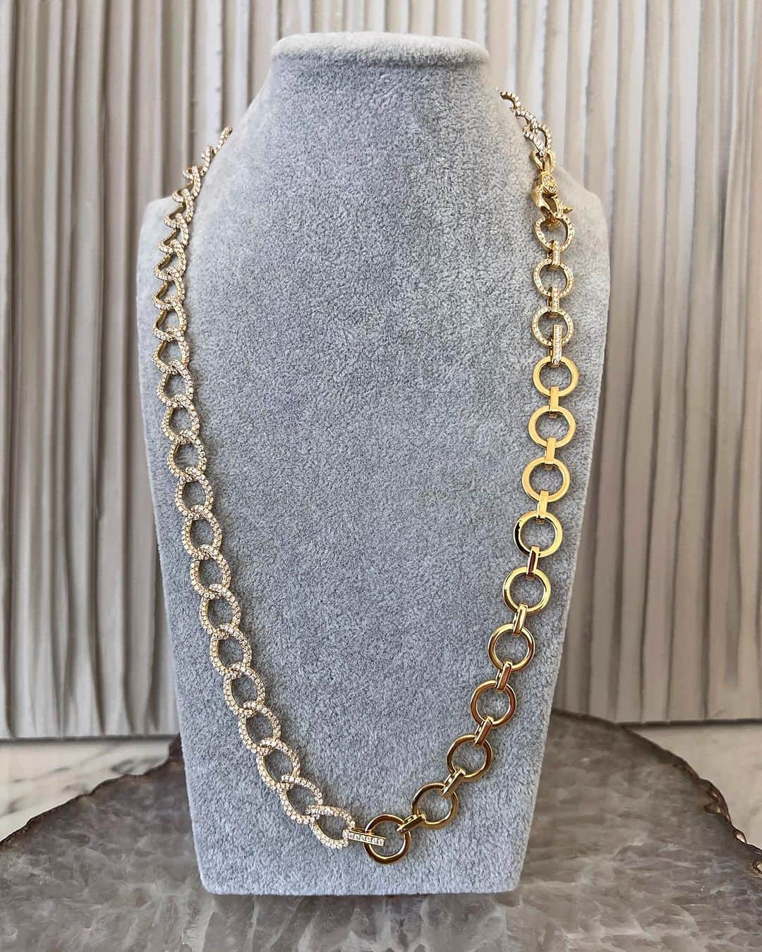 アーカーのインスタグラム：「Bespoke curb chain with pave white diamond necklace,crafted in 18K yellow gold.Contact us to create a personalized piece of jewelry that is uniquely yours.  #530park #fivethirtypark #finejewelry #bespoke  #custommade」