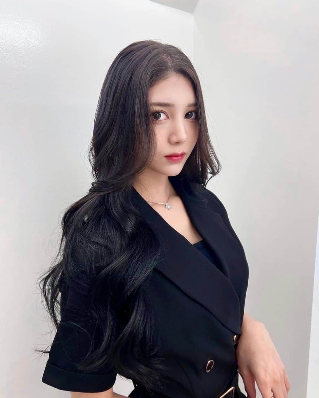 サントス飛鳥のインスタグラム：「黒に染めたよ🖤 黒髪ロングしか勝たん🥺 ・ ・ ・ #ヘアカラー #ヘアアレンジ #ロングヘア #巻き髪 #ヘアスタイル #ヘアーカラー #サロンモデル #カットモデル #ヘアセット #かきあげ前髪 #外巻き #ヨシンモリ #海外ヘア」
