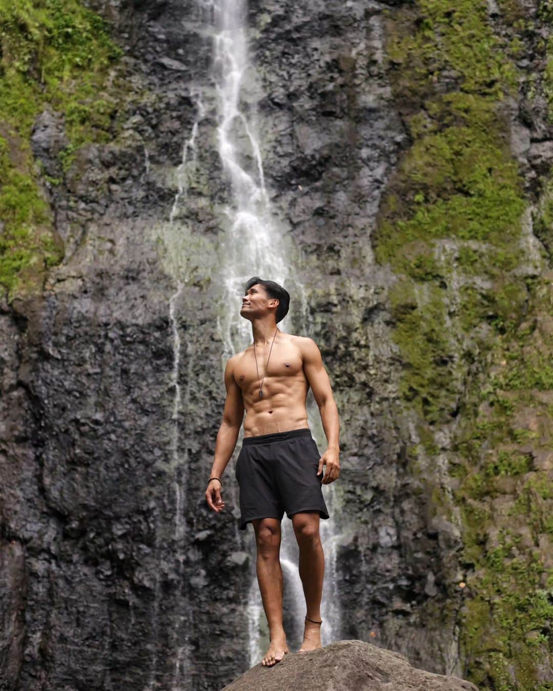 ティムのインスタグラム：「It's been a minute : T.A.H.I.T.I 🌴🥥 . . . . #amazingtahiti #tahiti #3cascades #asianmodel #fit #malemodel #summerbody #summergetaway #summervibes」