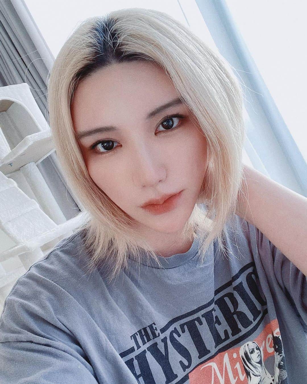LOPEのインスタグラム：「9月だ〜🦖🦖🦖 加工ガッツリが安心する🤣  #自撮り #ハイトーンボブ #ヒステリックグラマー」