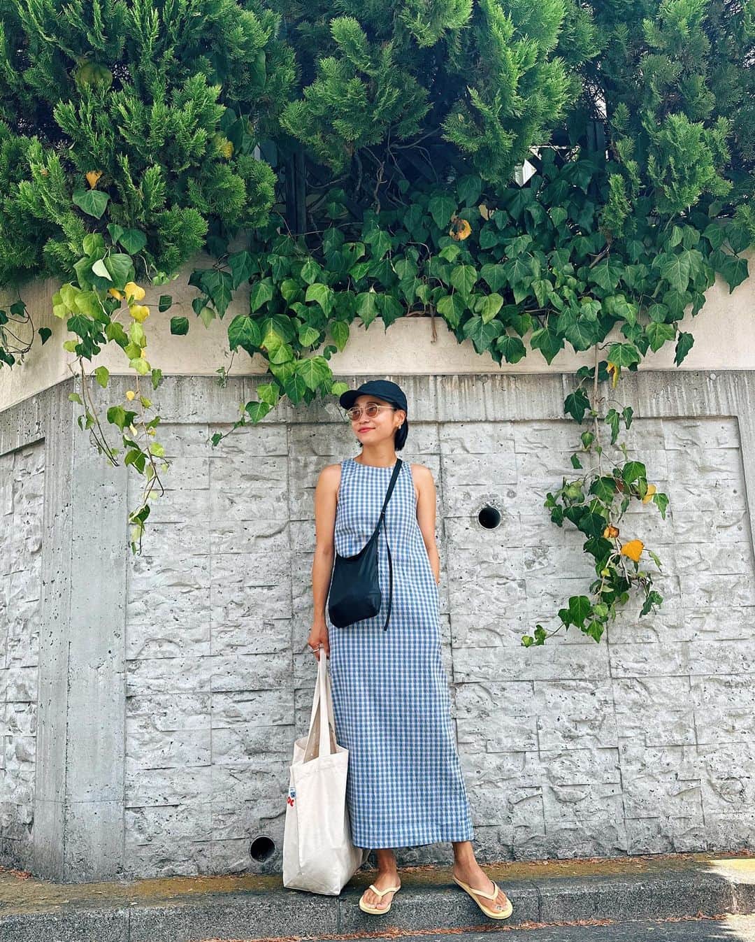 忍舞のインスタグラム：「夏終わるぅぅ サラッとワンピな季節すきなのになぁ。  さらっと可愛いワンピ着たくて つくった ギンガムチェックワンピ🩵 背中も空いてて ラブリィにならないからすき。  あえて キャップとビーサンで カジュアルに🫰  #しのぶんコーデ #チェックワンピ #ギンガムチェック」