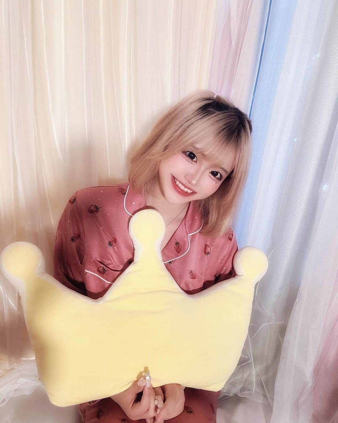 雨宮みるきさんのインスタグラム写真 - (雨宮みるきInstagram)「明日、9/2は私の誕生日です^^ 念願の18歳。   17歳は私にとって成長の歳であり、沢山の人に感謝する歳でもあり、最強に楽しめた歳でした😌 初めて 今日好きの番組に出た歳が15歳で、その時の私と今の私を比べると、かなり落ち着きました。笑 もうあの時のハイテンションはハイテンションにならないとちょいきついです💦爆笑   この1年間、更に私の事を知って下さる人が増えて、 ファンの方も倍以上に増えて、もっと仲良くなりたいと思ってからは、前よりも更に親密度が高まって嬉しかったです😆  沢山の人に出会い、常識や礼儀を教わって、沢山のことを学ばせて貰ったり、関わる人を考えたり、恋愛について色々と学んだり。笑  少しは大人になれた歳だったと思います🤝   そして お姉ちゃんとのランウェイの夢が叶い、2年連続の卒業編にも参加させて頂いたり、お姉ちゃんとのCMや、みるき、あいさ、せりなとのYouTubeをやる事が決まったり、他にも沢山のお仕事を頂いて、本当に感謝しかないです。 いつも私を支えて下さっている方、本当に本当にありがとうございます。😭 こんな未熟な私ですが これからもよろしくお願い致します🙇‍♀️  18歳の目標は、 ・尊敬されるような人間になること ・やりたい事 全てやる事 ・笑顔を忘れないことー！  18歳は、17歳と違い、成人の歳なので 少し気を張って、大人な気持ちで生きていこうと思います！  みんなみるについて来てねー！🥰 17歳ありがとう！！！！！！！ 18歳もよろしく！！！！！！！  #雨宮みるき #雨宮未苺 #誕生日 #9月2日 #18歳 #今日好き #今日好きになりました」9月1日 15時29分 - __milky_berry__