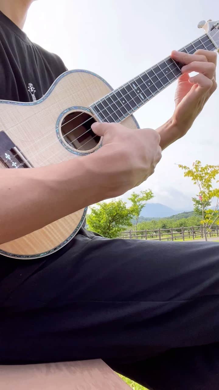 名渡山遼のインスタグラム：「Healing time⛰  #ukulele #ウクレレ #名渡山遼 #ryonatoyama」