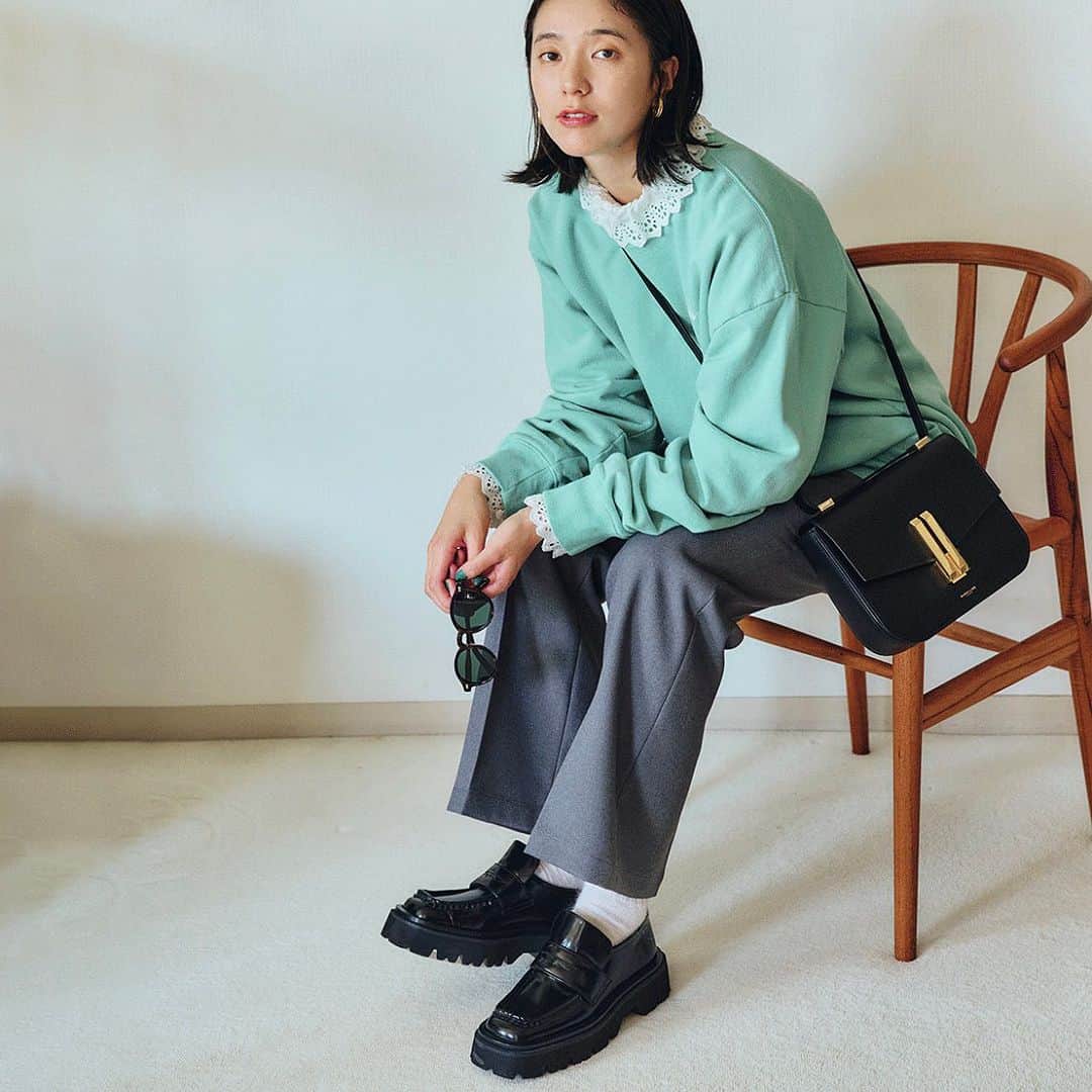 のインスタグラム：「⁡ ⁡ ⁡ 足元から気分刷新！旬靴で装いアップデート✨ ⁡ ブーツ、ローファー、パンプスを新調するならコレ！ ⁡ ⁡ まだまだ暑い日は続きますが、ひとまず足もとだけでも更新して秋冬気分を取り入れましょう🍂 ⁡ 今回は、この秋ハピプラがおすすめするシューズ3大トレンド、「ブーツ」「ローファー」「パンプス」をフィーチャーし、最旬コーディネートとともにご紹介します👢👠 ⁡ 自分サイズが売り切れる前に早めにチェック＆ゲットして‼️ ⁡ ⁡ ⁡ #FABIORUSCONI #CORSOROMA9 #PIPPICHIC #PELLICOSUNNY #CAMINANDO #enchanted #happyplusstore #coordinate #shoes #ハピプラ #コーディネート #秋シューズ #秋名品 #シューズ特集 ⁡ ⁡」