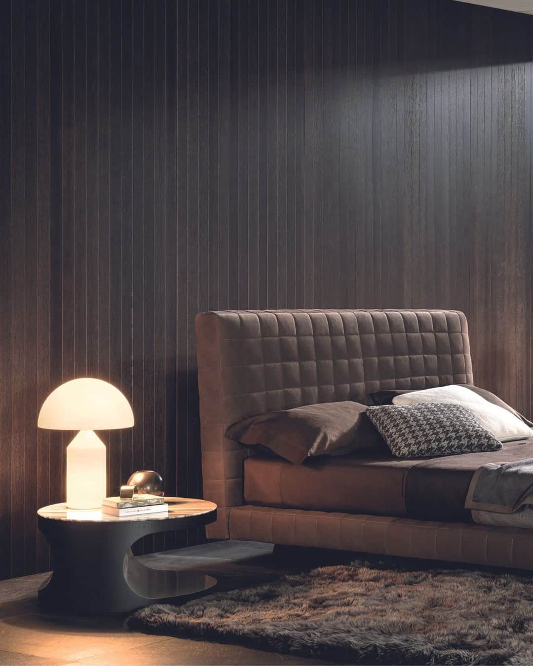 Minotti Londonさんのインスタグラム写真 - (Minotti LondonInstagram)「The sophisticated sartorial taste that distinguishes the Twiggy family of seats also characterises Twiggy Bed, the design for the night area featuring the same tailoring details, an expression of Minotti’s mastery of particularly refined crafting techniques.  Like the Twiggy family of seats, Twiggy Bed combines the aesthetics of the 1970s with refined, elegant upholstery, setting the rigorous volumes of the platform and headboard on the iconic base in aluminium with brushed or Black Coffee varnished finish.  @mkogan27 / @studiomk27 design.  Tap the link in our bio to explore the Twiggy bed.  #twiggy #minotti #minottilondon #bed #interiordesign #design #madeinitaly #italianstyle #italianfurniture #marciokogan #studiomk27」9月1日 15時37分 - minottilondon