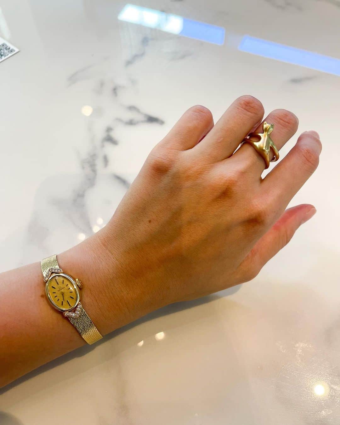 堀口ミイナのインスタグラム：「My new “Hug Bear” Ring🧸💎 @ileava.jewelry @ileava_and_co  Designed by Maya san  指をハグしてくれるテディベアのジュエリーが仲間入り！ 18K着け心地よし。なんとお家もあります🏠 マヤちゃん気付くかな〜🥰🧸」
