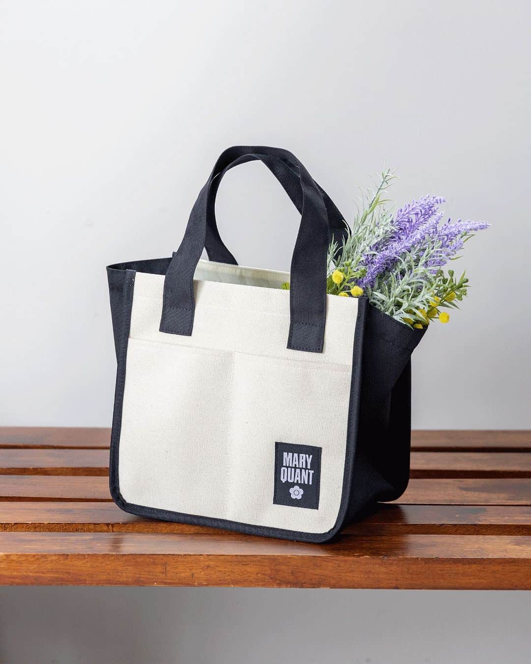 MARY QUANT officialのインスタグラム：「- 本日スタート！ AUTUMN CAMPAIGN 2023  - 期間中 1回のお買い物に限り 化粧品を税込13,200円 以上 お買い上げいただいたお客様に 「MARY QUANT スクエア トートバッグ」を プレゼント！ - 期間：9/1（Fri）～9/30（Sat） - MARY QUANT スクエア トートバッグ について ・ちょっとしたお出かけに必要な物を入れて   さっと持ち出せるスクエア型トートバッグ。 ・コーデを選ばずに使えるモノトーンバイカラー ・キャンバス地のしっかりした素材感と   幅広めの底板でしっかり自立 ・底板は取り外し可能で 　マチをたたんでコンパクトに ・ポケットは外側に3つ（前:2、後:1）内側に 　2つで小物収納に便利 - ※デザイン、色、仕様は実物と若干異なる場合が   ございます ※お買い上げ金額分のポイントも通常通り加算されます ※期間中1回のお買い物に限り、おひとり様1回のみ   なくなり次第終了とさせていただきます ※ご予約・お取り置きは承っておりません - #MARYQUANT #CAMPAIGN #AUTUMNCAMPAIGN2023 - #マリークヮント #キャンペーン #オータムキャンペーン」