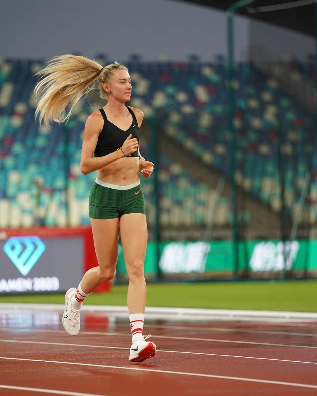 アンナ・リシコヴァのインスタグラム：「I’m excited about this Diamond League in China, the stadium is truly amazing 🤩   Завжди цікаво подорожувати в цю частину Світу, все навколо незвичайне та дивне, єдине, що не змінне - це змагання! Кілька днів на відпочинок та адаптацію закінчуються і вже завтра час виходити на доріжку🔥  #china #xiamen #nike #dl #diamondleague #training #runninggirl #running」