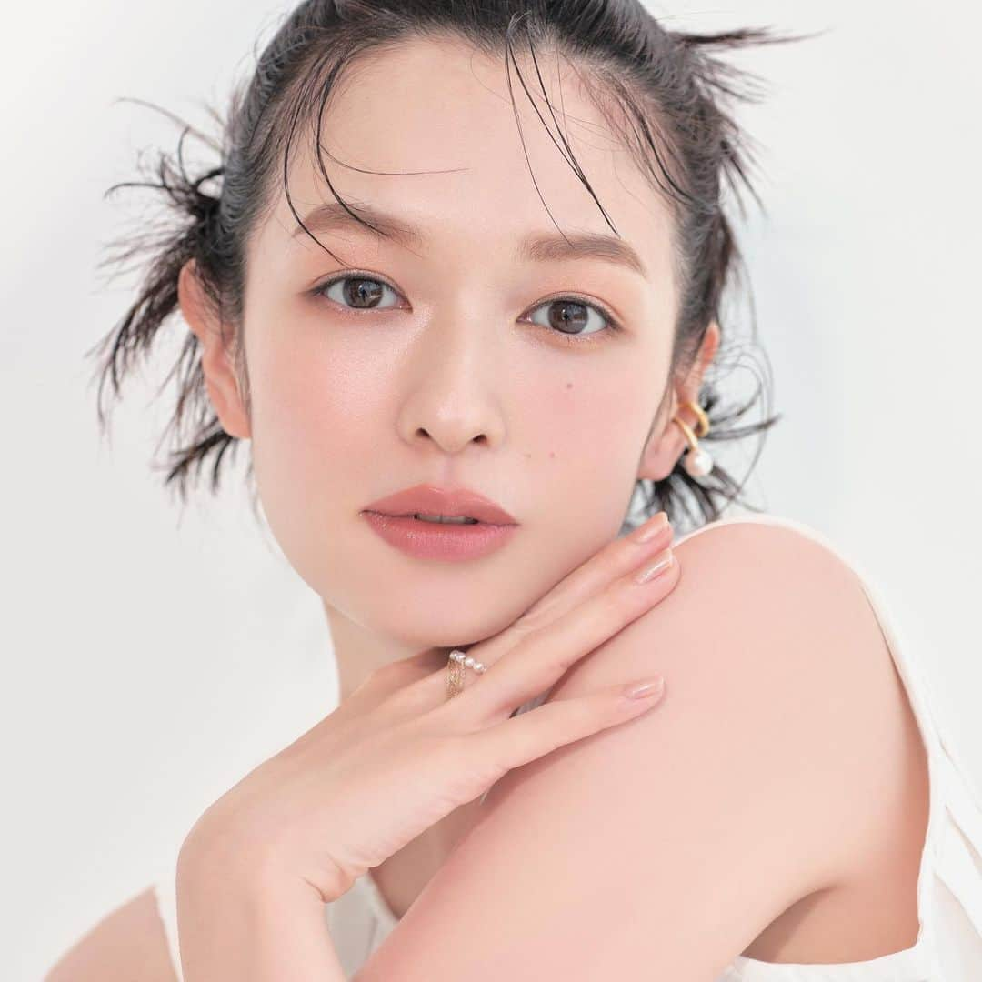 森絵梨佳のインスタグラム：「@vocemagazine 10月号📷  @iwayayuichi  @rei_fukuoka  #加藤理奈」