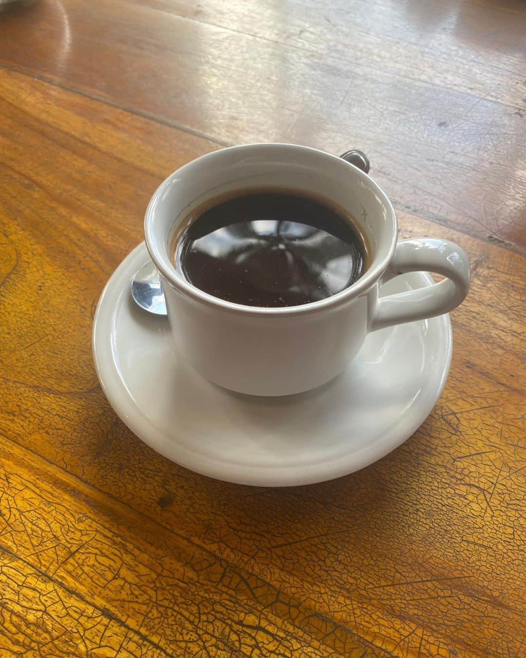 上原歩さんのインスタグラム写真 - (上原歩Instagram)「☕️🌴🌺  世界でいちばん高級と言われるコーヒーをご存知でしょうか  バリはその世界一と言われるコーヒーの名産地でもあり このおばあちゃまがその🫘を炒っております  そのコーヒーとはLUWAK Coffee  ルーワックはジャコウ猫🐈 ルーワックコーヒーはジャコウ猫の💩写真3枚目  かなりびっくり仰天なのですが もちろん全く匂いなんてありませんし、とってもまろやで美味しい☕︎🧡  他で飲むと数千円とも言われる高級コーヒーですが こちらで飲むと500円 東京価格でいうとむしろお安め コーヒー好きの方 一度お試しいただく価値ありです。  こちらのfarmではコーヒー以外にたくさんの紅茶も揃っています  ルーワックコーヒーを頼むと 写真5枚目の飲み物が付いてきて飲み放題。ブラボー  私はルーワックコーヒー200gと （これで7600円🥶ふるえながら買いました） 普通のコーヒー、マンゴスチンピールの紅茶を購入しました。 マンゴスチンピールはお肌に良いそうで1番人気 えらく日焼けしたのでこれからお世話になります🫖  コーヒーloverとして ルーワックコーヒーが経験できて とっても嬉しい。 おばあちゃまはずっとにこにこで 最後も振り返ったら手を振ってくれました。幸  世界にはまだまだはじめてがあふれています💛  _______________________________________  #love #life #loveislove #bali #indonesia #coffee #luwukcoffee  #バリ #コーヒー #ルーワックコーヒー」9月1日 15時49分 - ayumiuehara