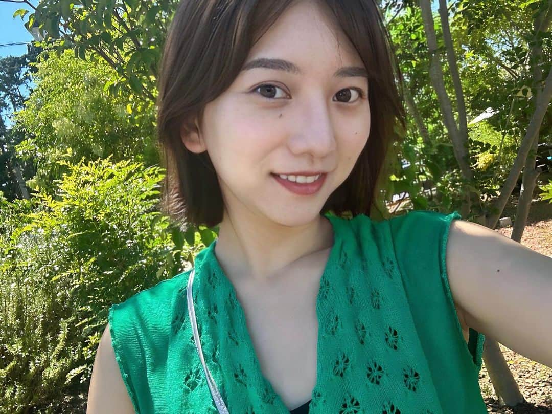 高城亜樹のインスタグラム：「ずーっと気になっていたN organic のスキンケア🌿💆‍♀️ 30歳を超えてから、肌の乾燥によるゆらぎ*を感じやすくなりました☹️ ３本でエイジングケア(※年齢に応じた潤いを与えるケア)が出来るN organic Vieは 自然由来の成分を配合していて、とーっても香りがよくて、スキンケア時間がリラックスタイムへ早変わり。 朝晩は子供の支度などで忙しいけど、ホッとできるのでお気に入りです☺️  その中でも私が特にお気に入りなのがこの美容液❤️‍🔥 塗りながら、マッサージもできて保湿も出来て一石二鳥！！忙しいママの朝時間が有効に使えます💪 *乾燥による  #norganic #オーガニック美容液 #PR #Nオーガニック #エイジングケア」