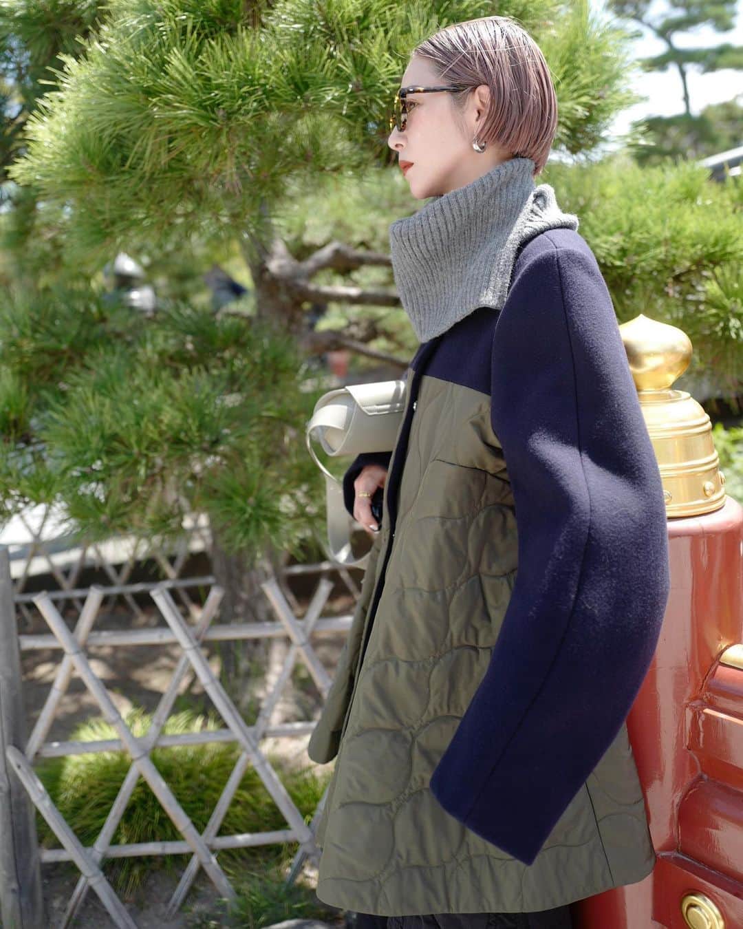 荻原桃子さんのインスタグラム写真 - (荻原桃子Instagram)「蓮の葉と真っ青な空が美しかった昨日🪻  なんて気持ちの良い場所✨  鎌倉の気持ちの良い場所で 着たくて猛暑ですが真冬スタイル  袖のフォルムが美しいの  キルティングのテントシルエットも美しいの  上品だし女性らしいフォルムながらも程よくカジュアルだから スタイリング次第で様々なシーンに！  キルティングシリーズ 来週金曜日予約スタート✨  大人気な予感🤍  #OMMO #ommoofficial  @ommo_official_」9月1日 15時52分 - momokoogihara