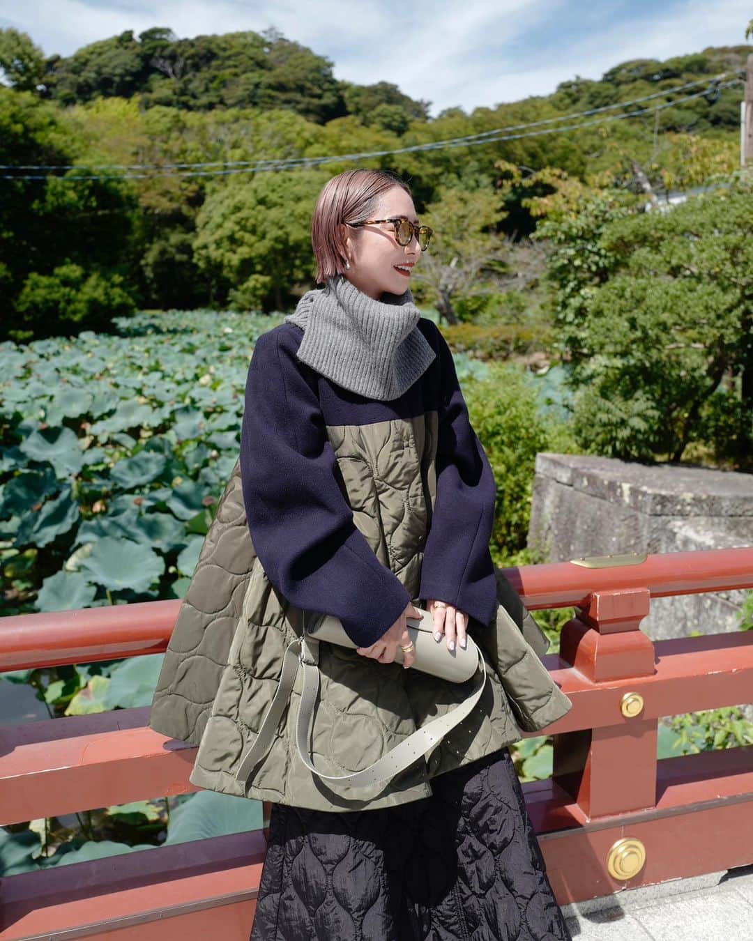 荻原桃子さんのインスタグラム写真 - (荻原桃子Instagram)「蓮の葉と真っ青な空が美しかった昨日🪻  なんて気持ちの良い場所✨  鎌倉の気持ちの良い場所で 着たくて猛暑ですが真冬スタイル  袖のフォルムが美しいの  キルティングのテントシルエットも美しいの  上品だし女性らしいフォルムながらも程よくカジュアルだから スタイリング次第で様々なシーンに！  キルティングシリーズ 来週金曜日予約スタート✨  大人気な予感🤍  #OMMO #ommoofficial  @ommo_official_」9月1日 15時52分 - momokoogihara