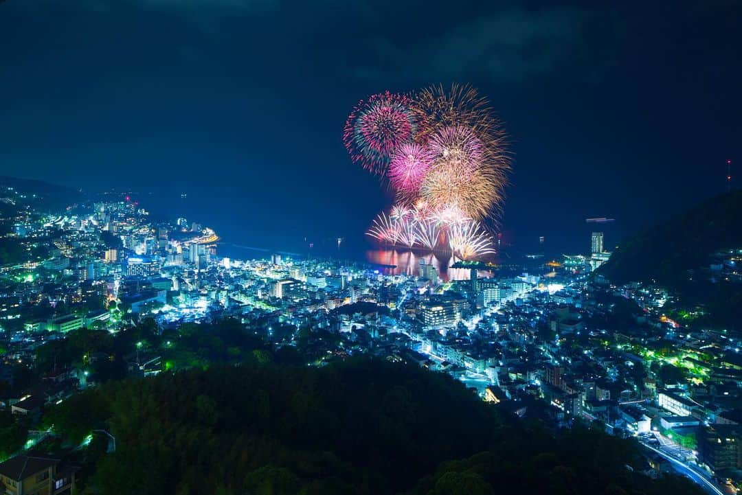 星野リゾート リゾナーレ 熱海さんのインスタグラム写真 - (星野リゾート リゾナーレ 熱海Instagram)「. 星野リゾート　リゾナーレ熱海は、全室オーシャンビュー。  お部屋タイプは、テラス付きやビューバス付、愛犬ルームなど計11種類。  海や空、熱海の街並みが一望でき、熱海海上花火大会をプライベート空間で楽しめます💫  ぜひ、ご家族や大切な人と素敵なひと時を過ごしください🥂  #星野リゾート #リゾナーレ #リゾナーレ熱海 #hoshinoresorts #risonareatami #熱海 #atami #熱海旅行 #伊豆旅行 #オーシャンビュー #絶景ホテル #oceanviewhotel #熱海ホテル #子連れ旅行」9月1日 15時52分 - rnratami