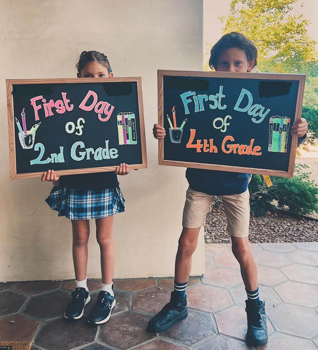 ダニエラ・ルーアさんのインスタグラム写真 - (ダニエラ・ルーアInstagram)「Here we go kiddos!!! 2nd and 4th grade and a brand new hair cut for River (thank you dude for trusting me with sheers) LET’S DO THIS 💪🏼 . Bora miúdos!!! 2a e 4a classe e um corte de cabelo para o River (obrigada por confiares em mim com uma tesoura) VAMOS A ISTO 💪🏼」9月1日 16時03分 - danielaruah