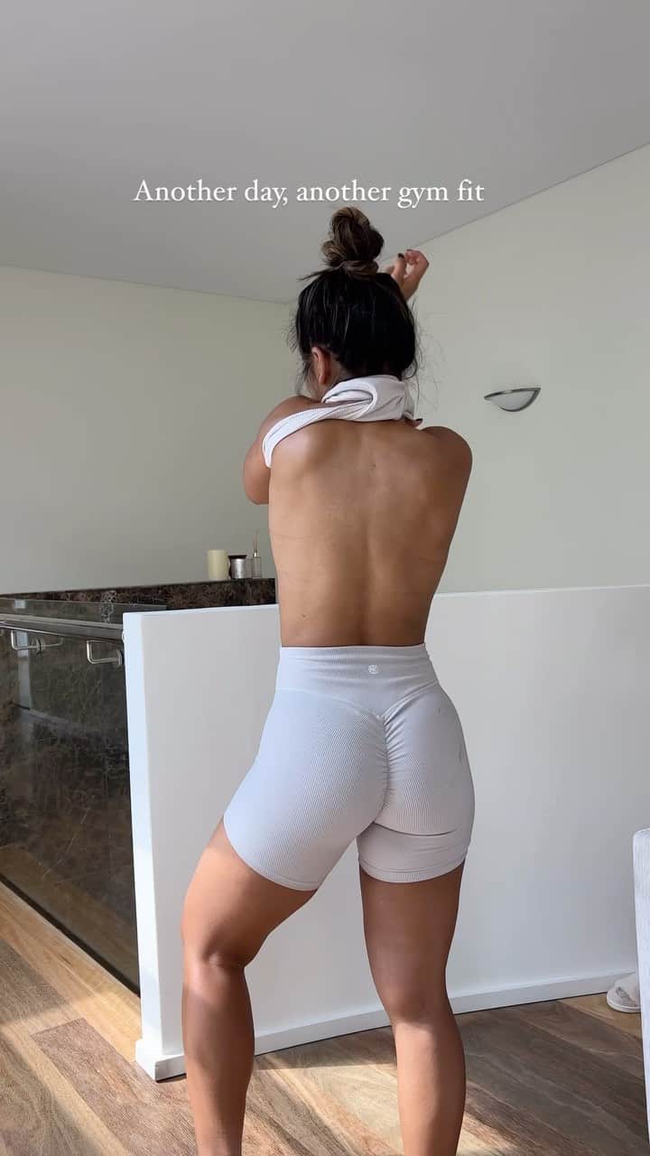シェネルのインスタグラム：「Who else could wear activewear everyday? What’s your favourite activewear or athleisure wear brand atm??」
