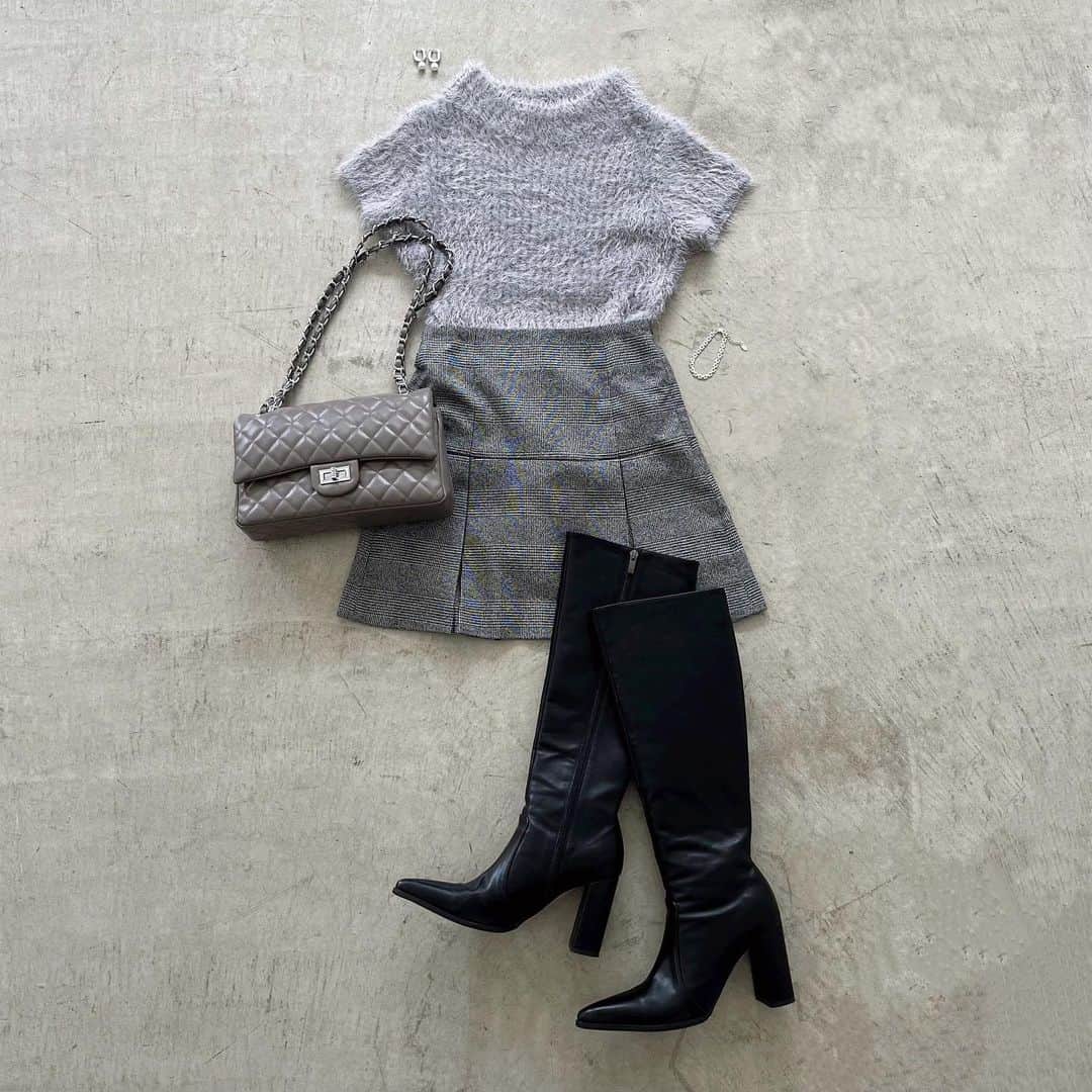 デュラスアンビエントのインスタグラム：「#シャギーショートスリーブニット <White, Ivory, Red, Gray, Black> 【9/13(WED)20:00-】  思わず触りたくなる、愛らしいシャギーニット。 フィット感のある着心地で、毛足の長いシャギーがふんわりとボディラインを包みます。  #ボックスプリーツミニスカート <Greige, Black, Check> 【9/20(WED)20:00-】  一見台形スカートのようなコンパクトなフォルムですが、歩くたび動きの出るボックスプリーツ仕様で、デザイン性の高いスタイリッシュな一枚に。 パンツ仕様の裏地付きで、ミニ丈でも安心してご着用いただけます。  ＿＿＿＿＿＿＿＿＿＿＿ ✔︎ @ambient_styling #AMBIENT #ambient_official #ambientstyle #アンビエント #23aw #シャギーニット #ミニスカート #プリーツスカート #グレーコーデ #ロングブーツ」