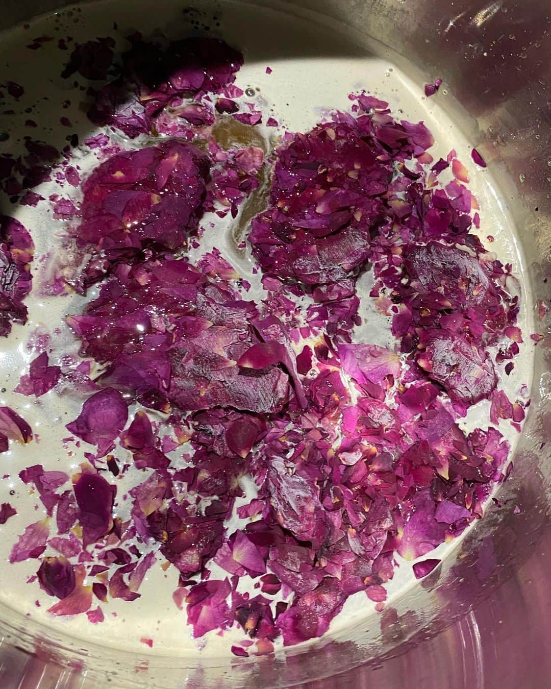 陸守絵麻のインスタグラム：「バラのシロップ作りの時はFACTORYがいい香りに包まれます😌🌹🫧  バラの栄養分析検査を第三者機関で行ったところ、女性ホルモンの味方である「ゲラニオール」をはじめとしたビタミン群、ポリフェノール、食物繊維などがたっぷりと検出されました🌹  残留農薬検査で276項目すべて不検出を取得している安心・安全な「農薬不使用の食べられるバラ」をSCOBY菌で皮ごと発酵させました🌹  いい香りで美容にもいいなんてバラってすごい🥰  @aki_ohagan  @scobycha_tea #バラの花 #農薬不使用 #自然発酵 #生菌 #生コンブチャ#kombucha #kombuchalife」