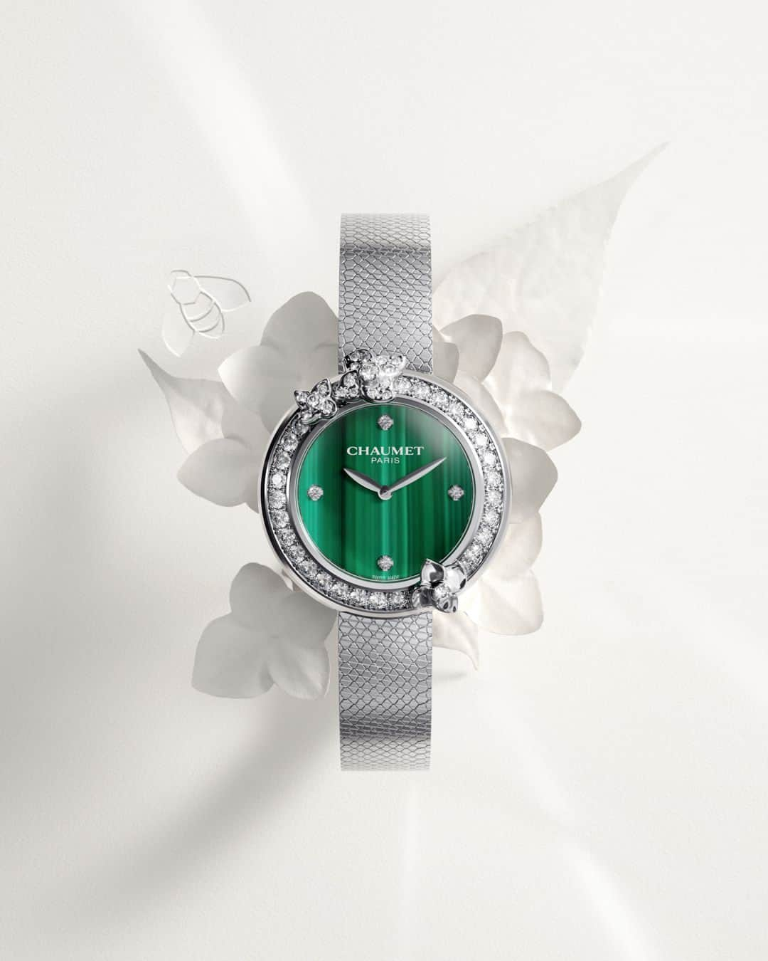 Chaumetさんのインスタグラム写真 - (ChaumetInstagram)「Indulge in the grace of nature's beauty through this exquisite jewellery watch, where time blossoms into a poetic spectacle. While voluptuous hydrangea flowers adorn the bezel, the precious dial is embellished with malachite.⁣ #Chaumet #ChaumetWatches #NaturalistJeweller」9月1日 16時00分 - chaumetofficial