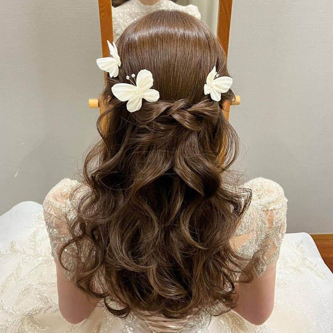 ♡プラコレWedding·⋆*さんのインスタグラム写真 - (♡プラコレWedding·⋆*Instagram)「. @placole_dressy【#DRESSY花嫁 】 【#プラコレ】をつけて投稿&フォローしてね♩ . ＝＝＝＝＝＝＝ . おしゃれ花嫁さまの ウェディングドレスに合わせる髪型は？🦋 最新トレンドのヘアスタイル！ 編みおろしやハーフアップ、 ローポニーなど様々🤍 あなたはどんなスタイルにしたいですか？ . ＝＝＝＝＝＝＝＝ 👗photo by... @toki_sayaka さま @w_s2_wd さま @fleurir_wedding さま @beautique.nakata_bridal さま @hiro.135 さま ＝＝＝＝＝＝＝＝ . 『#DRESSY花嫁』『#プラコレ』の ハッシュタグをつけて写真をUPしてね✦ 花嫁アプリ『DRESSY by プラコレ』の 記事に掲載＆リグラムされるかも♩ . みなさまからのいいねや保存 コメントをお待ちしています♥️ 「このウェディングドレス可愛い！」 「ヘアスタイルも気になる！！」 「今の花嫁さんの流行りは！？」etc. . ＝＝＝＝＝＝＝＝ 花嫁アプリでは、 プロのアドバイザーに結婚式の相談を何度でも♡ ウェディングドレスの記事や、 自分のウェディングレポを残せちゃう♡” . >>>TOPのURLからcheck ⋈ @placole_dressy >>>結婚のご相談は プラコレウェディングアドバイザーへ♡ @wedding_adviser >>>ウェディングレポを残したいなら、 farny by プラコレをcheck ✎ @farny_wedding >>>花嫁準備に欠かせないアイテムをお探しなら placole & dressy Beauty をcheck ❁ @dressy_beauty_ >>>素敵なドレスに出会いたい花嫁さま♡ @dressyonline_をcheck >>>おしゃれなファミリーフォトは ドレシーベイビーをcheck 𓏸 @dressy.baby >>>鎌倉にOPEN”お花とドレスと紅茶のカフェ” @dressyroom_teaをcheck𓌉𓇋 . ＝＝＝＝＝＝＝＝＝＝＝＝＝＝＝＝ . #一度きりの人生一度は魔法にかけられて #花嫁 #卒花嫁 #結婚 #結婚式 #試着レポ #farnyレポ #2023秋婚 #2023冬婚 #2024春婚 #2024夏婚 #カラードレス試着 #ドレス試着 #ドレス試着レポ #ドレス選び #カラードレス #カラードレス迷子 #ウェディングドレス #ドレス迷子 #ドレスフォト #ウェディングフォト #ウェディングヘア #ブライダルヘア #ヘアメイク #ウェディングヘアメイク #編みおろしヘア」9月1日 16時02分 - placole_dressy