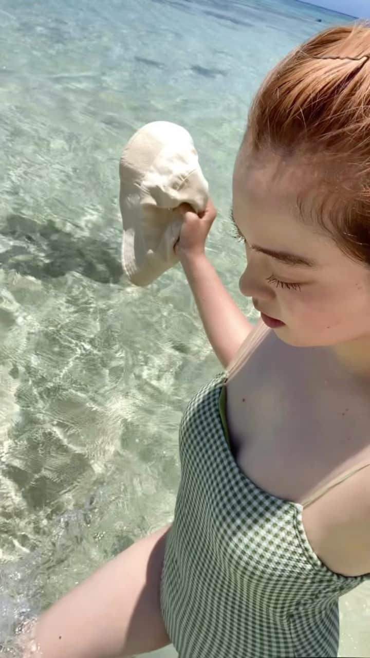 青柳文子のインスタグラム：「この夏大活躍してくれた @seadress_official × @inohanachihiro の水着👙  ギンガムチェック好きなので久しぶりに水着新調でした👙細い紐と背中が可愛かったです👙  陸でも海でもこんな着方したよってちゃんとリールにしようと思ってたら夏が終わってしまう。。まだ売ってるはず。。！  写真最後の一瞬の1枚しかないけど黒のオールインワンタイプは海からそのまま街まで行けたしほんとperfect💫でした カーキのフード付きのラッシュガードもたくさん着ました （庭仕事でも活躍したよ、写真がなくて🙏）  来年も再来年も着ます🤍 ちーちゃんありがとうThis is かりんとうって感じになってるのだけはまじごめん @inohanachihiro  （ちなみに参考までに私は162cmでsize MにしたけどLでもよかったかも？ちーちゃん(150cm)の身長に合わせて作られてる？としたら！）」