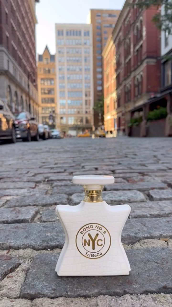 ボンド・ナンバーナインのインスタグラム：「😍Tribeca Sexy, Unisex, Floriental, That’s sophisticated and young, much like the residents of Tribeca! Notes: Jasmine, CaCoa Absolute, and Caramel  #bondno9 #newyorkcity #tribeca #scentsofnewyork #bondno9nyc #caramel #cocaoabsolute #greenhazelnut #jasmine #9bondst #beautifulscents #nyc #cobbelstonestreets #fragrance #fraghead」