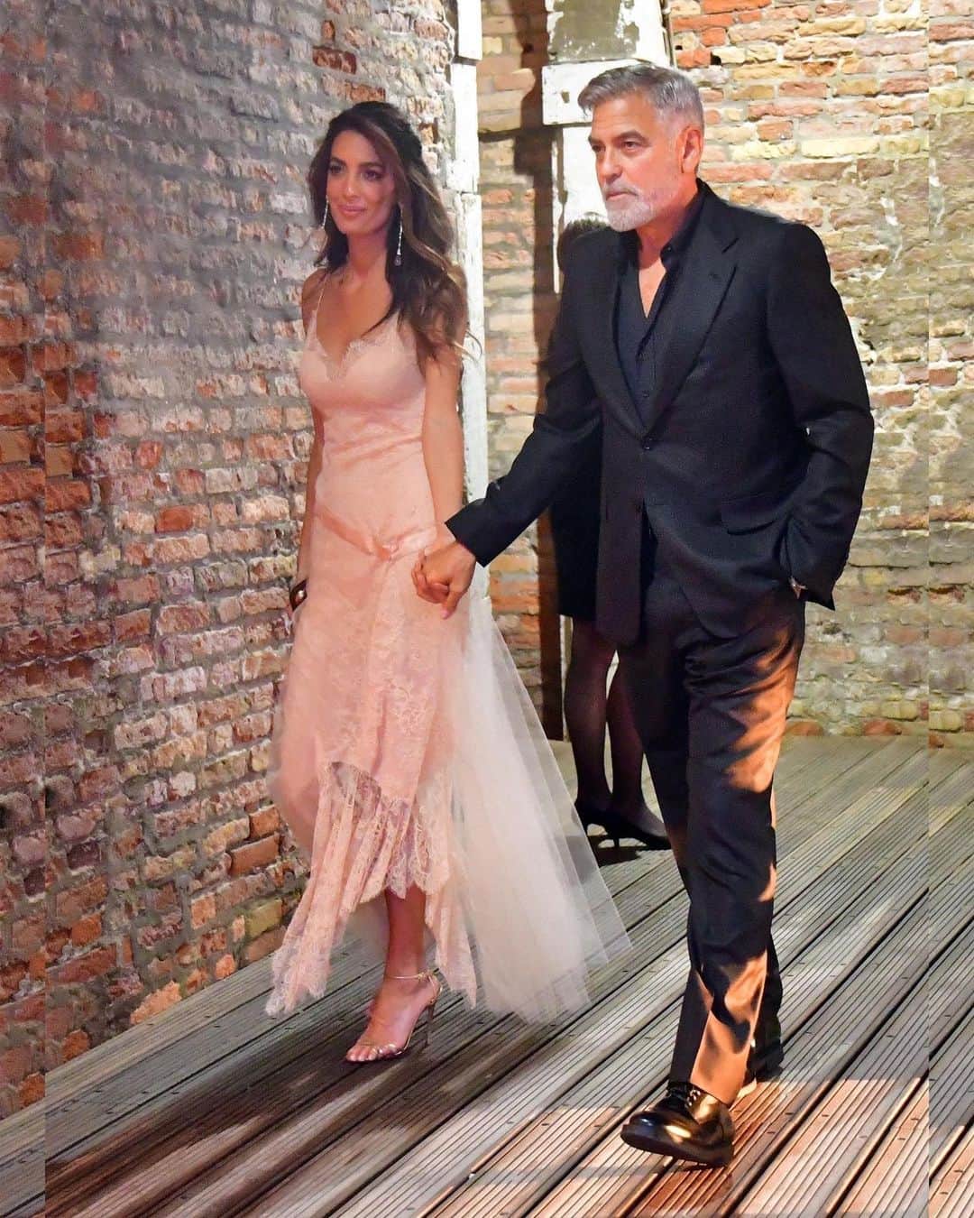 Just Jaredさんのインスタグラム写真 - (Just JaredInstagram)「George Clooney proves that chivalry isn't dead as he leads wife Amal Clooney to a waiting water taxi, en route to the DVF Awards in Venice, where she will be honored with one of the 5 prizes #GeorgeClooney #AmalClooney Photos: Backgrid」9月1日 7時08分 - justjared