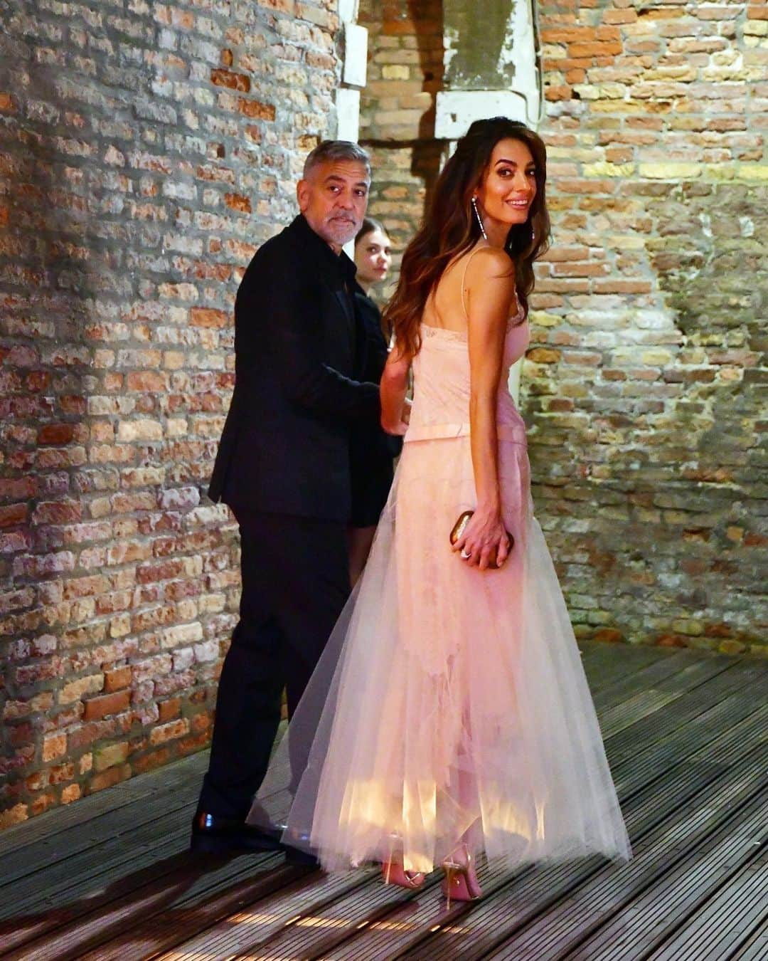 Just Jaredさんのインスタグラム写真 - (Just JaredInstagram)「George Clooney proves that chivalry isn't dead as he leads wife Amal Clooney to a waiting water taxi, en route to the DVF Awards in Venice, where she will be honored with one of the 5 prizes #GeorgeClooney #AmalClooney Photos: Backgrid」9月1日 7時08分 - justjared