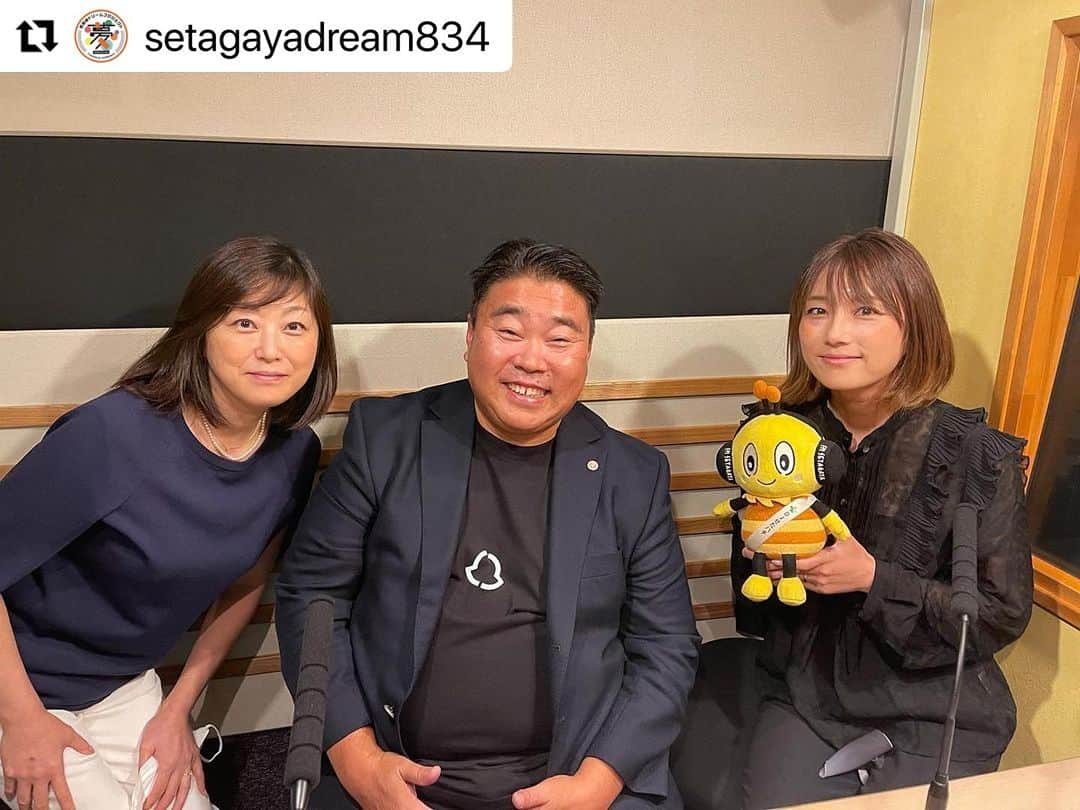 細田阿也さんのインスタグラム写真 - (細田阿也Instagram)「@setagayadream834  #世田谷ドリームプロジェクト  写真は初回の日。  #fm世田谷　にて番組を担当し 10月5日で2周年を迎えることができます😭  これもひとえに皆様の お力添えのおかげ。  番組では100回をこえゲストもですが 塚田昌代さんによる #せたまち散歩 も100軒ご取材いただき  たくさんの世田谷でのご縁がつながりました。  番組スポンサーである #フェイスネットワーク さまのバックアップもお優しく  ・QUOカード2000円分（２周年なので）が🎁される  特別企画です！  夢”にまつわる 音楽エピソードを大募集  「受験期にこの曲を聴いてもうひと頑張りできた」  「この曲を聴くと背中を押してもらえる」  「自分の夢のきっかけは、この曲から」  などあなたの“夢”に関わる楽曲とその理由・エピソードを募集。  ■応募方法  Instagram( @setagayadream834 ) /  メール(sdpj@faithnetwork.jp)で応募  ■スケジュール  9月1日～9月14日：募集期間  是非皆々様からの応募お待ちしています！！！  夢を語り、夢を抱き、夢溢れ 夢が叶うお手伝いができますように🥹」9月1日 7時16分 - hosodaaya