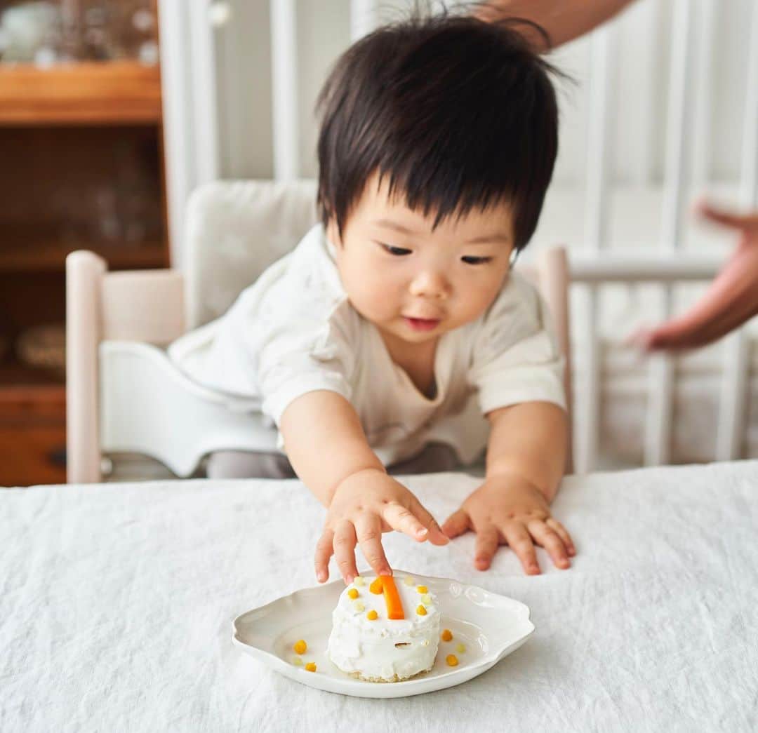 榎本美沙さんのインスタグラム写真 - (榎本美沙Instagram)「. Happy Birthday!! . 8月 . 誕生日の監督(息子)と前日が誕生日の助監督(夫) . ふたりとも節目の歳、 おめでとう！！ . . 離乳食ケーキは参考になる方がいらっしゃれば↓ -- ●離乳食ケーキ 甘酒蒸しパンの上を切り取って7mmほどの厚さに切る。かぼちゃペーストを挟んで何枚か重ねる。 (甘酒蒸しパンは食パンを型抜きしてもOKです) 水切りヨーグルト(ギリシャヨーグルトでも)を塗る。ストローで抜いたキウイ、かぼちゃを飾る。にんじんは1の形に切ってから蒸して飾る。 -- . 甘酒蒸しパンを作る方は↓ (赤ちゃん用に甘さ控えめ仕様です) . ●甘酒蒸しパン ■材料(直径 7cm 程度のプリンカップ 4 個分) (A)薄力粉 100g (A)ベーキングパウダー 小さじ 1 甘酒(ストレートタイプ) 70ml 豆乳 60ml 米油 大さじ 1 ■作り方 【1】ボウルに甘酒、豆乳を入れて混ぜ、米油を混ぜる。 【2】(A)を合わせてふるいいれ、ダマがなくなるまで、泡立て器で静かに混ぜる。 (※膨らみづらくなるので混ぜすぎないように注意します) 【3】プリンカップに紙カップを入れ、生地を 7〜8 分目まで流し込む。 蒸気がしっかり上がった蒸し器にいれ 、強火で 15 分ほど蒸す。 竹串をさして生地が付かなければ蒸しあがり。 . . #happybirthday  #離乳食ケーキ #1歳誕生日 #1歳離乳食 #甘酒 #発酵 #発酵食品」9月1日 7時45分 - misa_enomoto