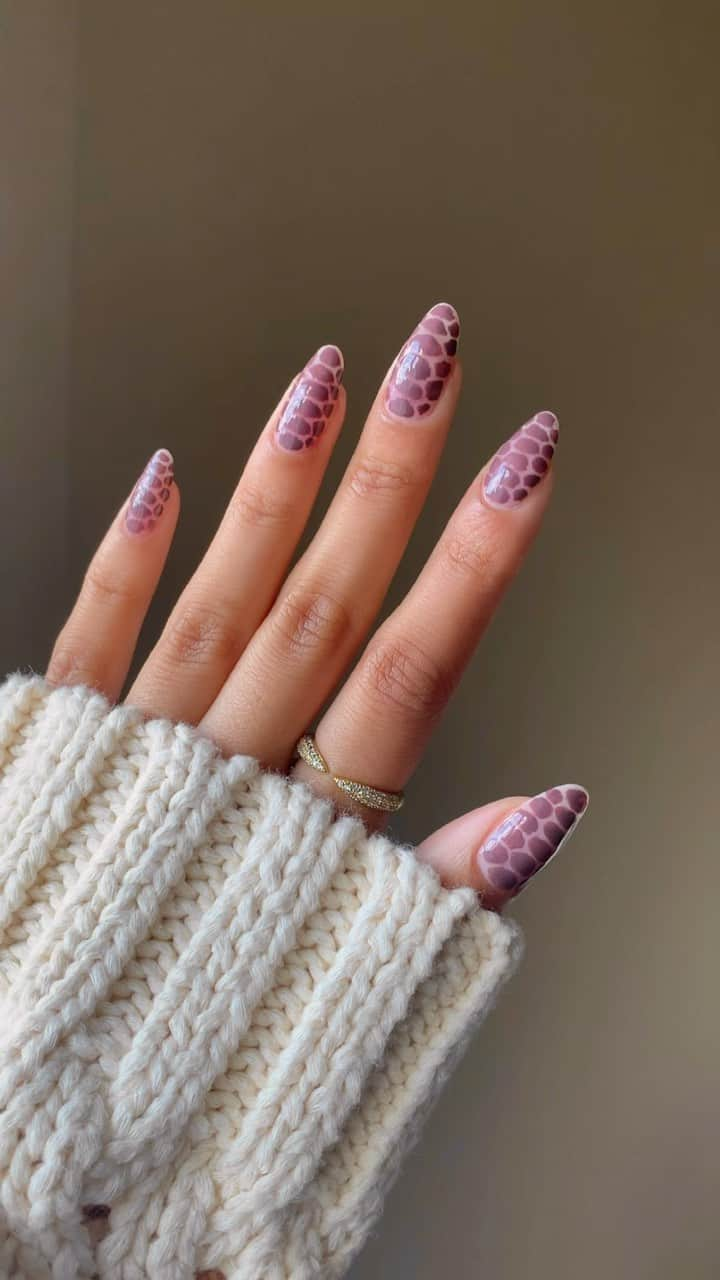 OPIのインスタグラム：「This easy snake print mani is all bite. 🐍☠️ @glossytipped creates the rattling effect using You Don’t Know Jacques! over Baby, Take A Vow.   Which colors are you trying this with? Pick your poison. 🩸  #OPI #OPIObsessed #FallNails #snakeprint」