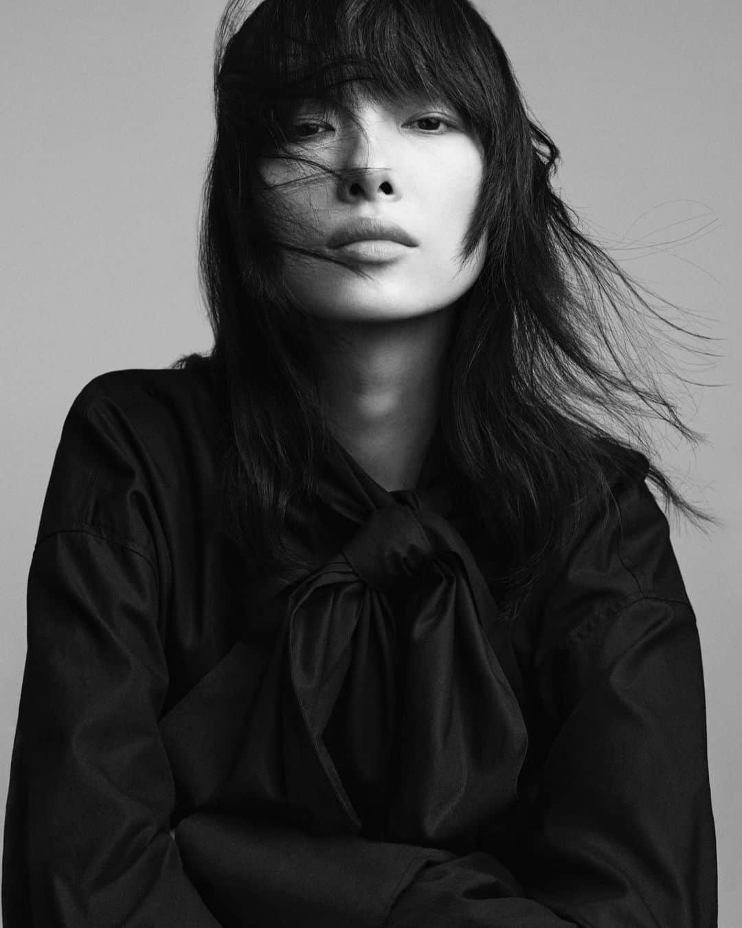 フェイフェイ・サンのインスタグラム：「@hm Autumn/Winter 2023 Campaign by @mikaeljansson🖤 👗by @suzannekoller 💇🏻‍♀️by @shayashual 💄by @markcarrasquillo  Many thanks to all of you😘」