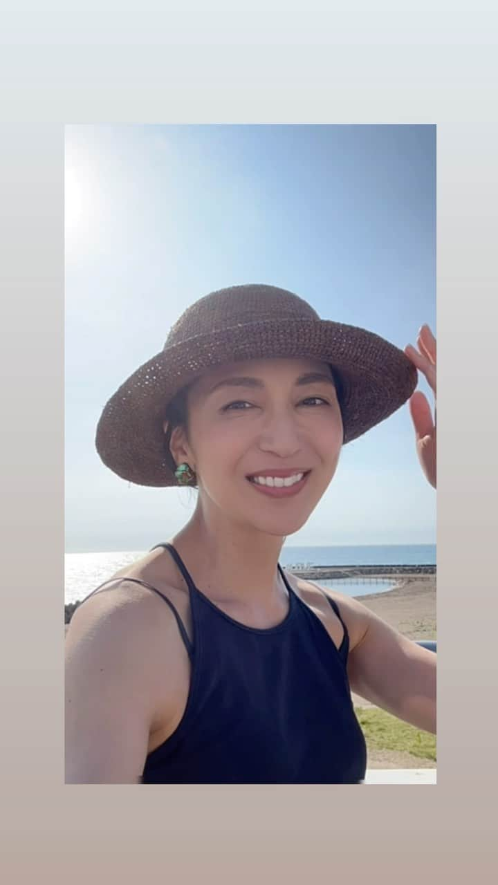 砂賀美希のインスタグラム：「the end of summer 2023🌻 夜風が気持ちよくなって夏の終わりを感じるこの頃。夏休みも今週まで。 そして今日から９月！今月も駆け抜けます🐎✨ 写真は旅先での海に嬉しく自撮り😂🙌  #夏の終わり #夏の思い出2023 #母ちゃんのつぶやき #弁当作りがんばろう #母の自撮り」