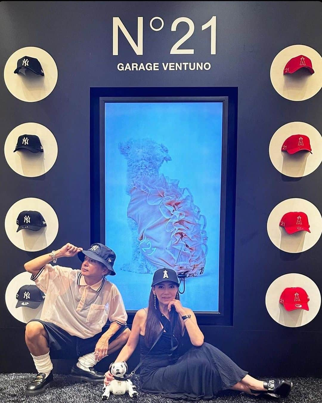 Taki Tanakaのインスタグラム：「奈良さんありがとー🖤 #Repost @yuyanara ・・・ @numeroventuno ❤️🧢🐶❤️🧢❤️🐶  GARAGE VENTUNO POP-UP STORE N21 x MLB x NEW ERA🧢 N21 x PEGION 🐶   N21は日本限定プロジェクト「GARAGE VENTUNO」は8月30日、N21×MLB×NEW ERAのトリプルコラボレーションによるキャップとハットのコレクションとPEGIONとのコラボレーション第2弾のドッグアイテムを発売いたします。   いよいよ思いきりアウトドアライフを楽しめるようになった2023年。 N21の洗練されたスタイルをそのままに屋外でのスポーツやレジャーを彩るアイテムが「GARAGE VENTUNO」から誕生しました。 ファッションアイテムとして、これからの秋の行楽にもご愛用下さい。  GARAGE VENTUNO POP-UP STORE 阪急うめだ本店 日程：8月30日(水)～9月5日(火) 場所：阪急うめだ本店 1階 コトコトステージ #11  #N21xMLB #N21xMLBxNEWERA #N21xPEGION #N21xDOG #GARAGEVENTUNO  #N21  #izastagram」