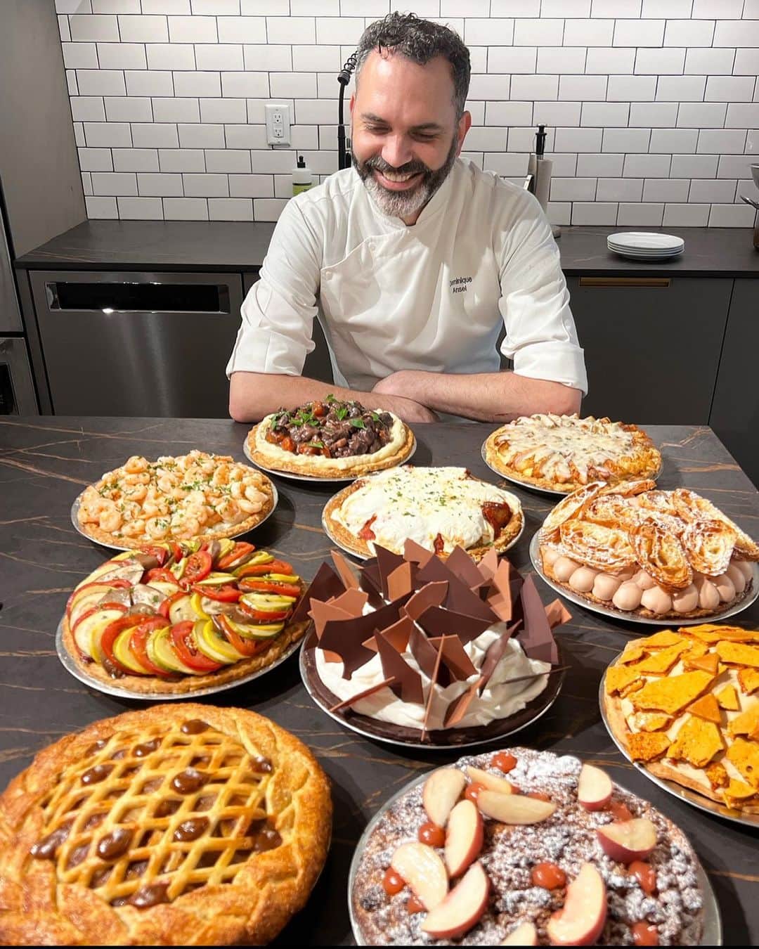 DOMINIQUE ANSEL BAKERYのインスタグラム：「This year will mark our 9th year of Pie Night here in NYC. It all started because we took the team apple picking one year and came back with 200 lbs of apples and weren’t quite sure what to do with so many, so naturally we decided to make some pies. But instead of just apple pie, we baked a few different savory and sweet ones and thought maybe some people might want to come eat pies with us. Our website crashed, 800 people emailed us within a few minutes…and we only had seating for about 25 people. Year after year, Pie Night grew into a few nights, then a few weeks, each year with an entirely new menu of savory and sweet pies, cocktails, plenty of ice cream and cider to go around, and now it’s become our favorite autumn tradition. From those early days (swipe through for a look, back when iPhone cameras weren’t quite as advanced!), to baking pies to bring you some sort of comfort during that first year of lockdown, to a travel-themed menu (since we all couldn’t go anywhere in the pandemic), to pies inspired by our favorite movies and TV shows, we’ve welcomed thousands of you through the years and have baked somewhere around 7,000 pies. I’m excited to welcome you to SoHo for this year’s Pie Night - when we look back at 10 decades of history and pop culture through pie! Tickets launch on @Resy TOMORROW (FRI 9/1) at NOON ET (link in bio ⬆️). #dabpienight  *** DATES: TUES-THURS 9/12-9/14, 9/19-9/21, 9/26-9/28 TIMES (90-min sessions): 5-6:30pm, 6:45-8:15pm, 8:30-10pm 🥧🥧🥧」