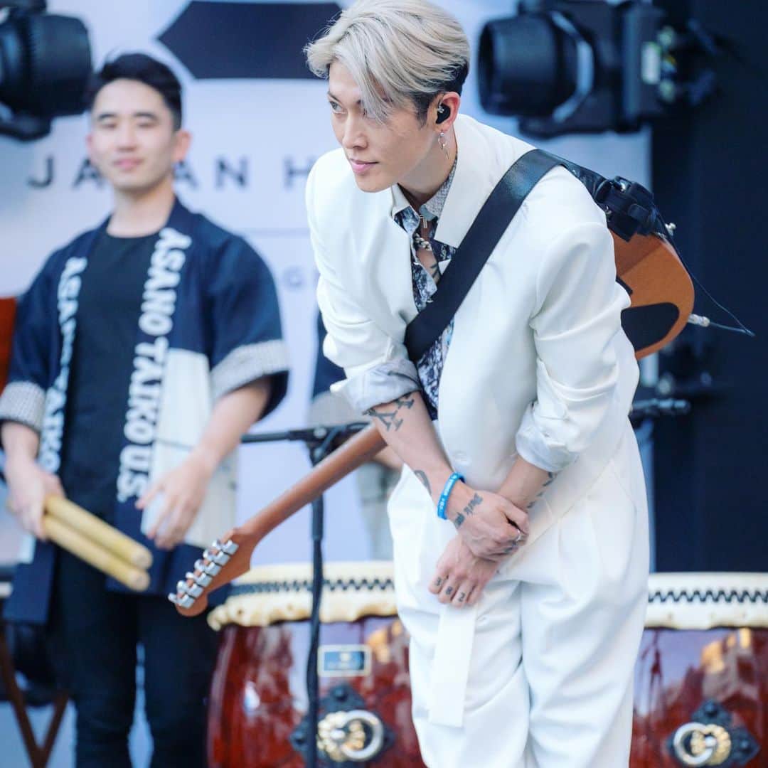 雅-MIYAVI-さんのインスタグラム写真 - (雅-MIYAVI-Instagram)「Japan House 5th anniversary event at @ovationhollywood, LA  Congratulations on reaching your 5th anniversary, @japanhousela! 👏🏻👏🏻  As a Japanese rock artist who has been influenced by Western rock music, I find immense pleasure in fusing Japanese traditional instruments with my rock style. I believe in that it’s one of my roles/missions in my career to merge these two worlds and present them to the global stage in a distinct and hybrid way.  Thanks everyone who attended the event (or even those who stoped by to rest and take a break from their stroll for shopping haha) I hope you all felt the energy and passion in our beats from the Eastern world and throughly enjoyed the moment.   Also want to give a big shoutout to the awesome band members. Your incredible performances definitely made this event memorable. And lastly, a big appreciation to all the staff who worked tirelessly behind the scenes. Thank you all! Japan rocks🤘🏻🇯🇵  ジャパンハウス５周年、改めておめでとうございました。日本人アーティストとして音楽を通じ祝福できたこと非常に嬉しく思っています  日本人ロックアーティストとして、日本の伝統的な文化と共にロックすることは自分の音楽家としてのキャリアの中でも一つの大きな役割だと感じています。  来てくれたみなさんもありがとうございました。買い物中に立ち止まって見てくれていた方もいると思います。僕たちのビートが響いて楽しんでくれたなら幸いです。  バンドメンバーも最高の演奏をありがとう＆イベントスタッフのみなさんも長丁場お疲れ様でした！  ジャパンハウスならびに海外における日本文化のさらなる発展を願って。  🙏🏻」9月1日 7時55分 - miyavi_ishihara