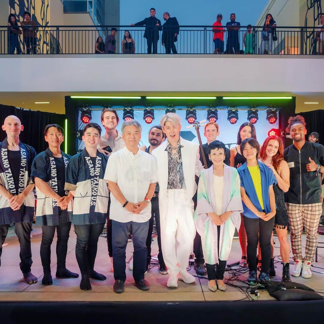 雅-MIYAVI-のインスタグラム：「Japan House 5th anniversary event at @ovationhollywood, LA  Congratulations on reaching your 5th anniversary, @japanhousela! 👏🏻👏🏻  As a Japanese rock artist who has been influenced by Western rock music, I find immense pleasure in fusing Japanese traditional instruments with my rock style. I believe in that it’s one of my roles/missions in my career to merge these two worlds and present them to the global stage in a distinct and hybrid way.  Thanks everyone who attended the event (or even those who stoped by to rest and take a break from their stroll for shopping haha) I hope you all felt the energy and passion in our beats from the Eastern world and throughly enjoyed the moment.   Also want to give a big shoutout to the awesome band members. Your incredible performances definitely made this event memorable. And lastly, a big appreciation to all the staff who worked tirelessly behind the scenes. Thank you all! Japan rocks🤘🏻🇯🇵  ジャパンハウス５周年、改めておめでとうございました。日本人アーティストとして音楽を通じ祝福できたこと非常に嬉しく思っています  日本人ロックアーティストとして、日本の伝統的な文化と共にロックすることは自分の音楽家としてのキャリアの中でも一つの大きな役割だと感じています。  来てくれたみなさんもありがとうございました。買い物中に立ち止まって見てくれていた方もいると思います。僕たちのビートが響いて楽しんでくれたなら幸いです。  バンドメンバーも最高の演奏をありがとう＆イベントスタッフのみなさんも長丁場お疲れ様でした！  ジャパンハウスならびに海外における日本文化のさらなる発展を願って。  🙏🏻」